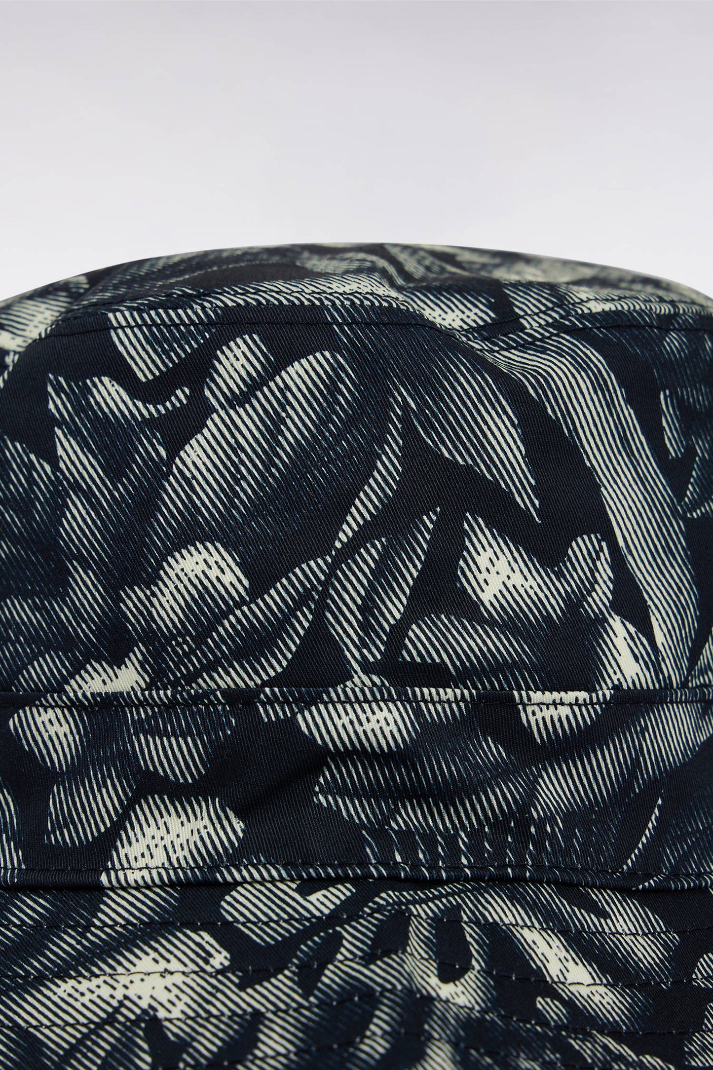 Reversible bucket hat with navy palm print