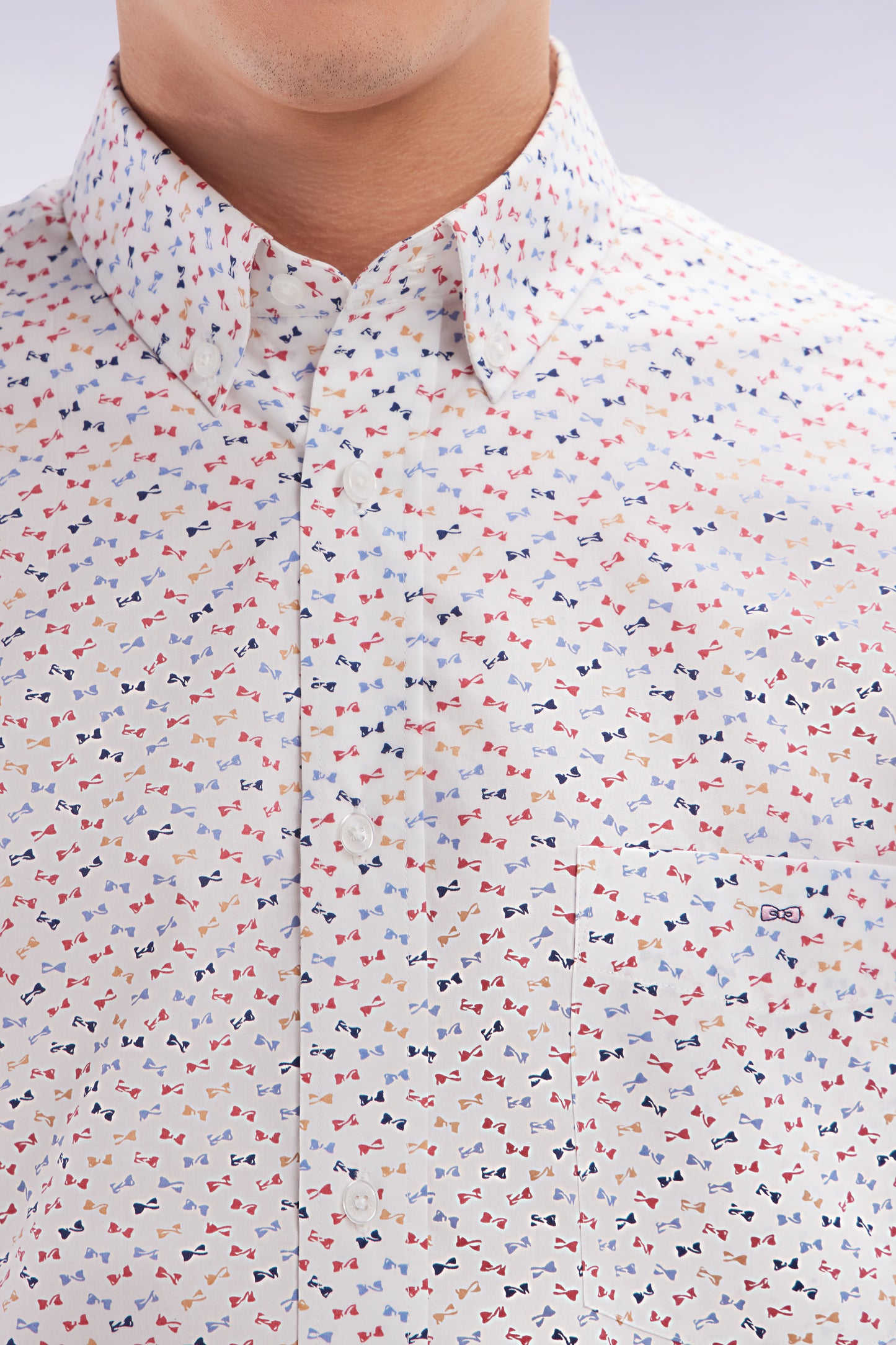 Straight short-sleeved ecru shirt in cotton poplin with multicolored bow tie print