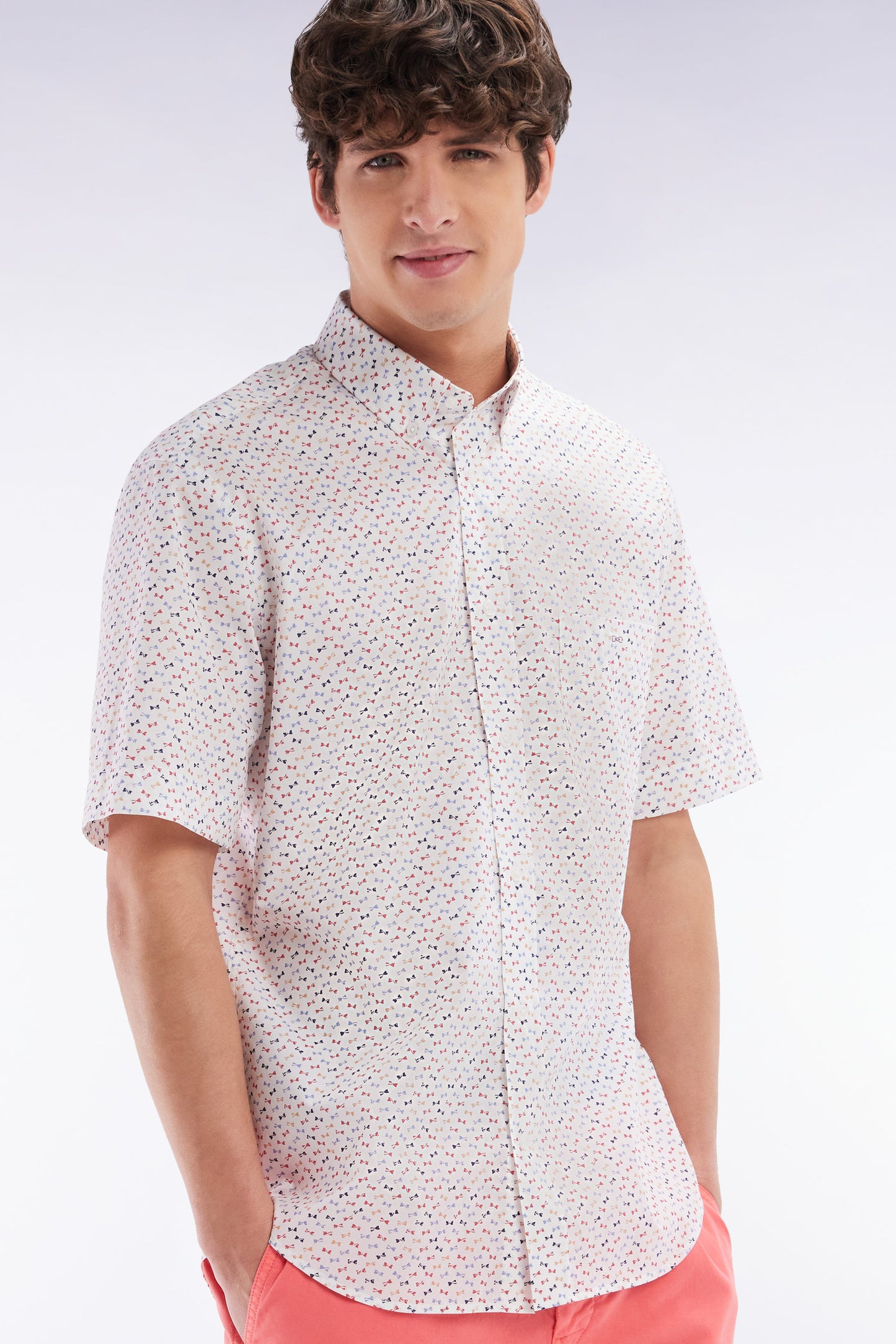 Straight short-sleeved ecru shirt in cotton poplin with multicolored bow tie print