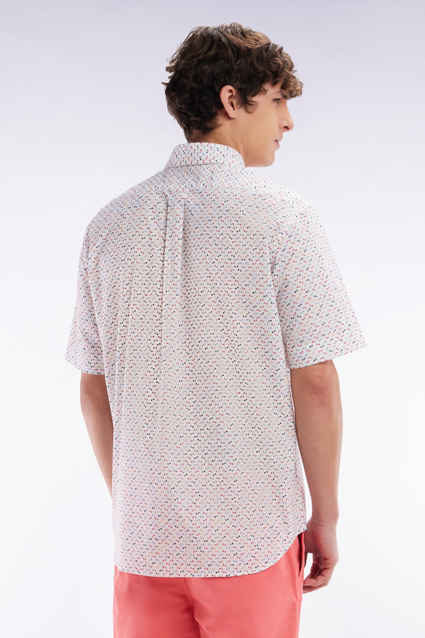 Straight short-sleeved ecru shirt in cotton poplin with multicolored bow tie print