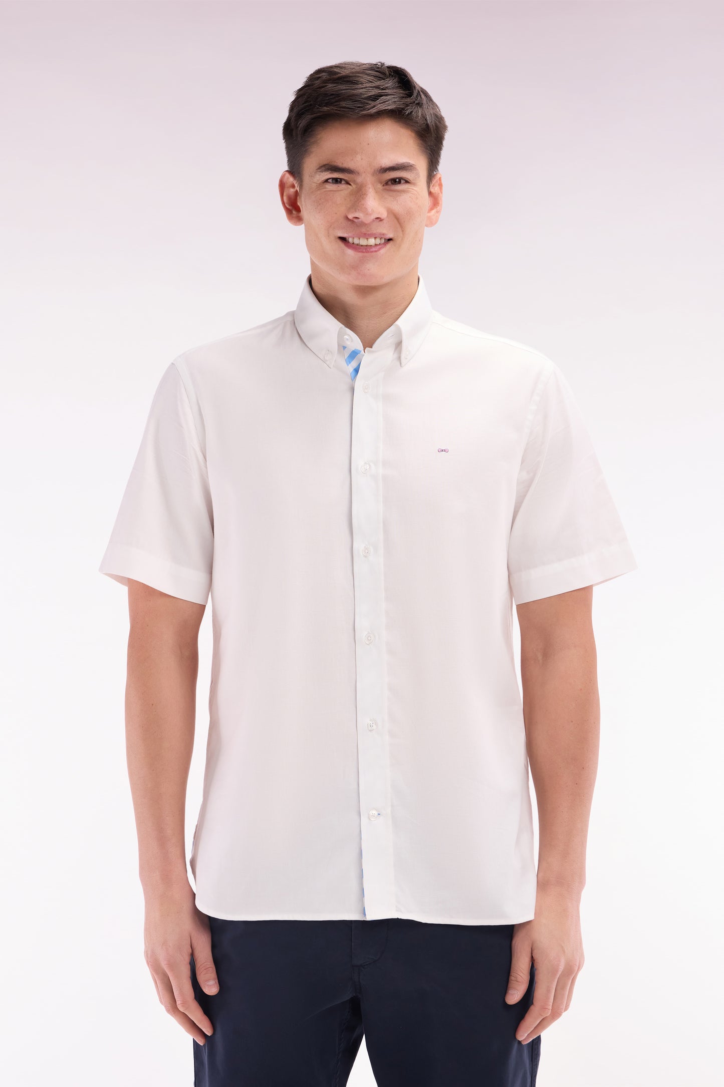 Straight short-sleeved white shirt in cotton, embroidery and full-rimmed button placket