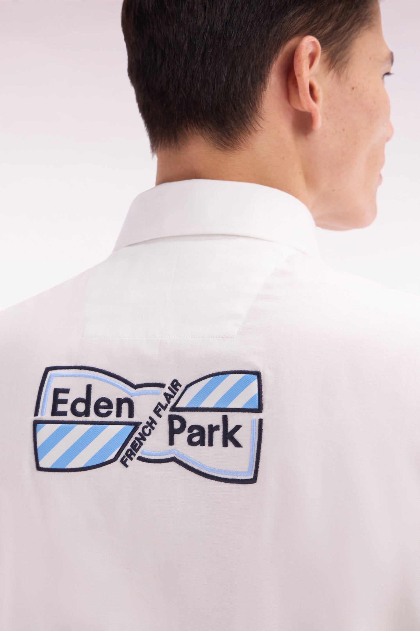 Straight short-sleeved white shirt in cotton, embroidery and full-rimmed button placket