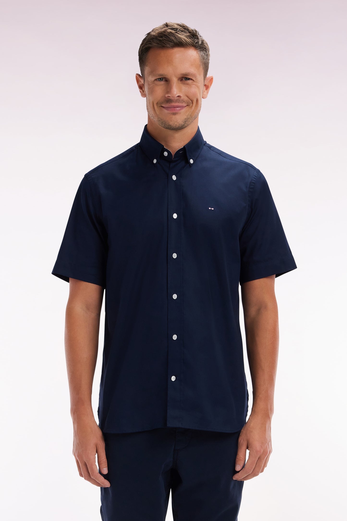 Straight short-sleeved navy shirt in cotton poplin with sky blue rimmed back embroidery