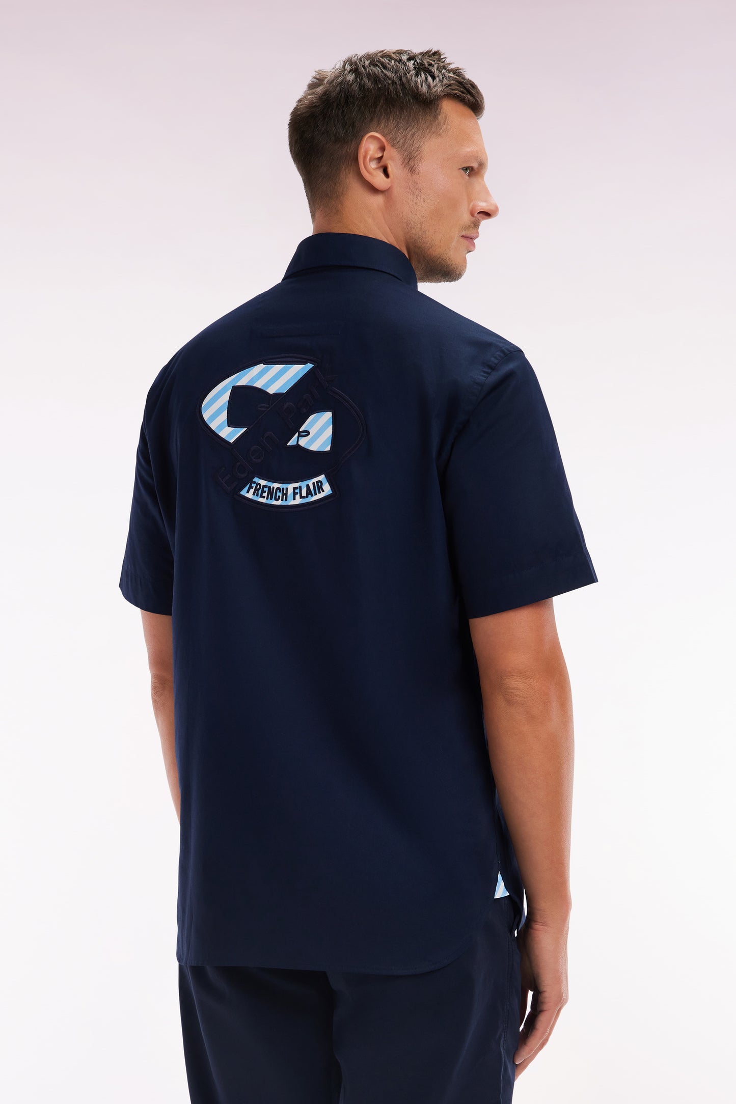 Straight short-sleeved navy shirt in cotton poplin with sky blue rimmed back embroidery