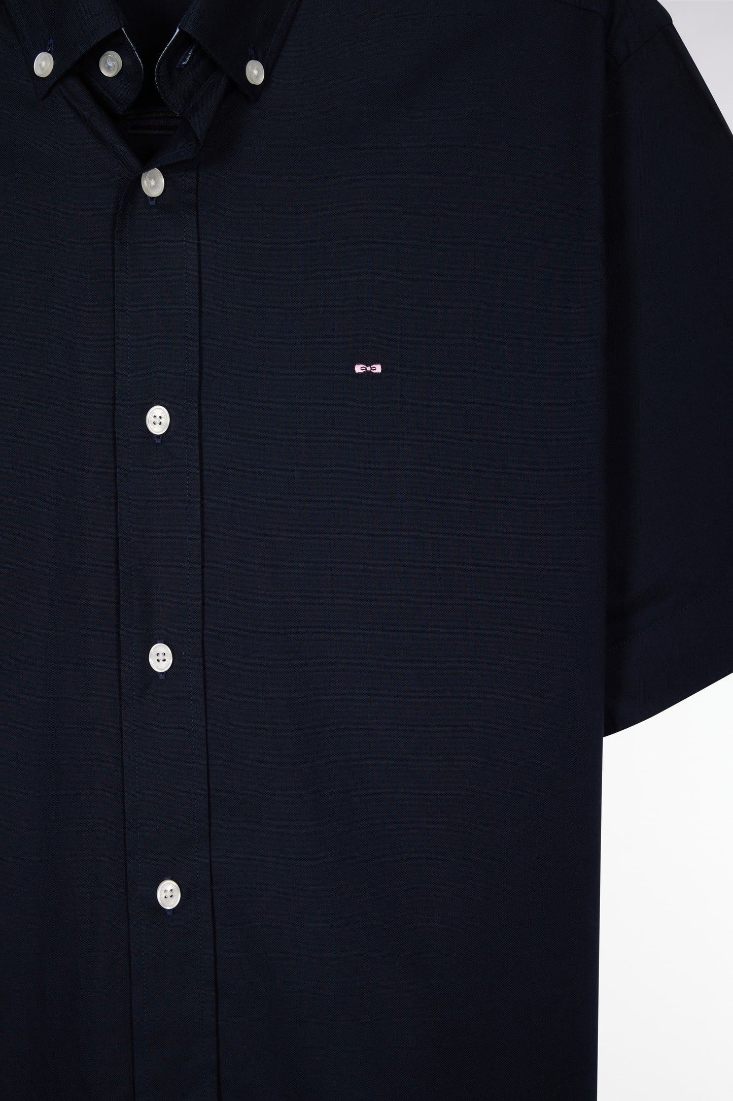 Straight short-sleeved navy shirt in cotton poplin with sky blue rimmed back embroidery