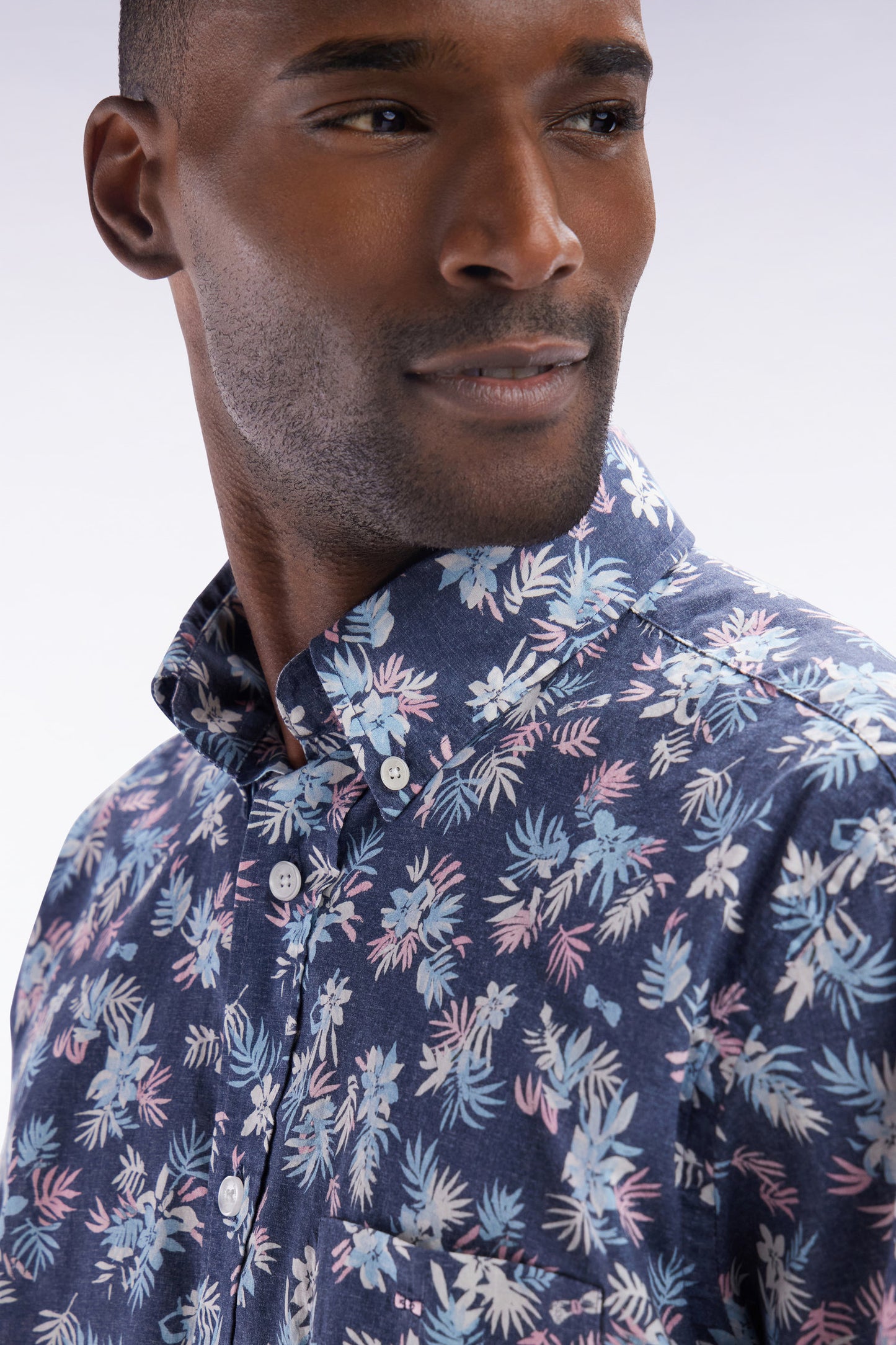 Straight-fit short-sleeved shirt in navy cotton with flowers print