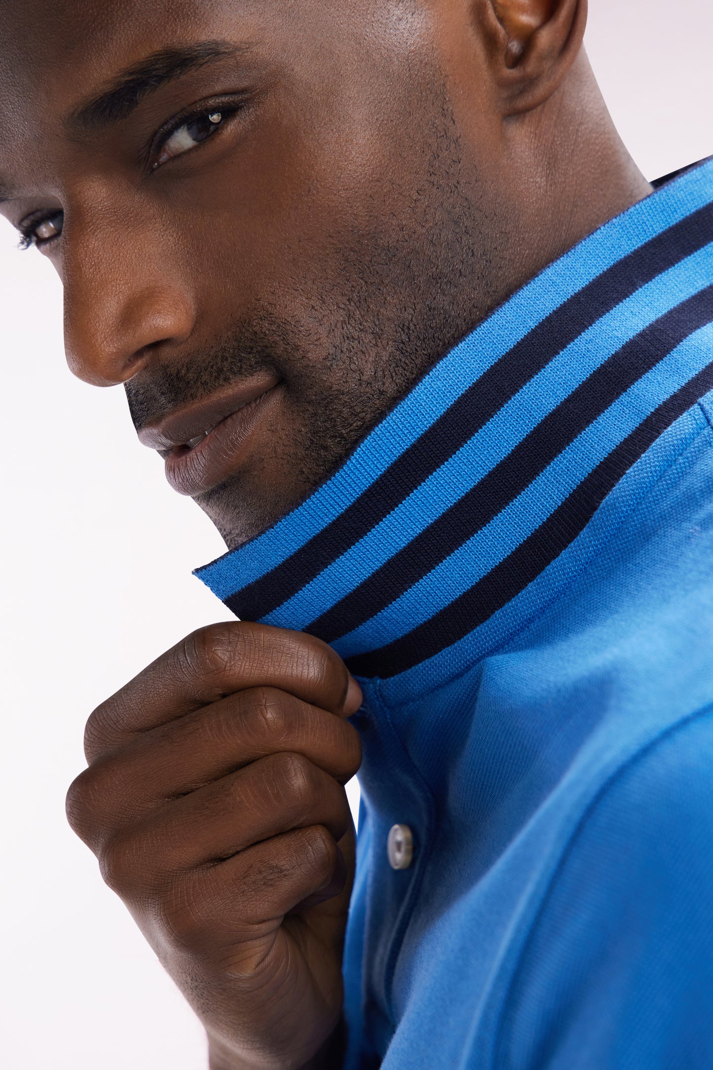 Straight-cut short-sleeved polo shirt in blue Pima cotton piqué with striped under collar