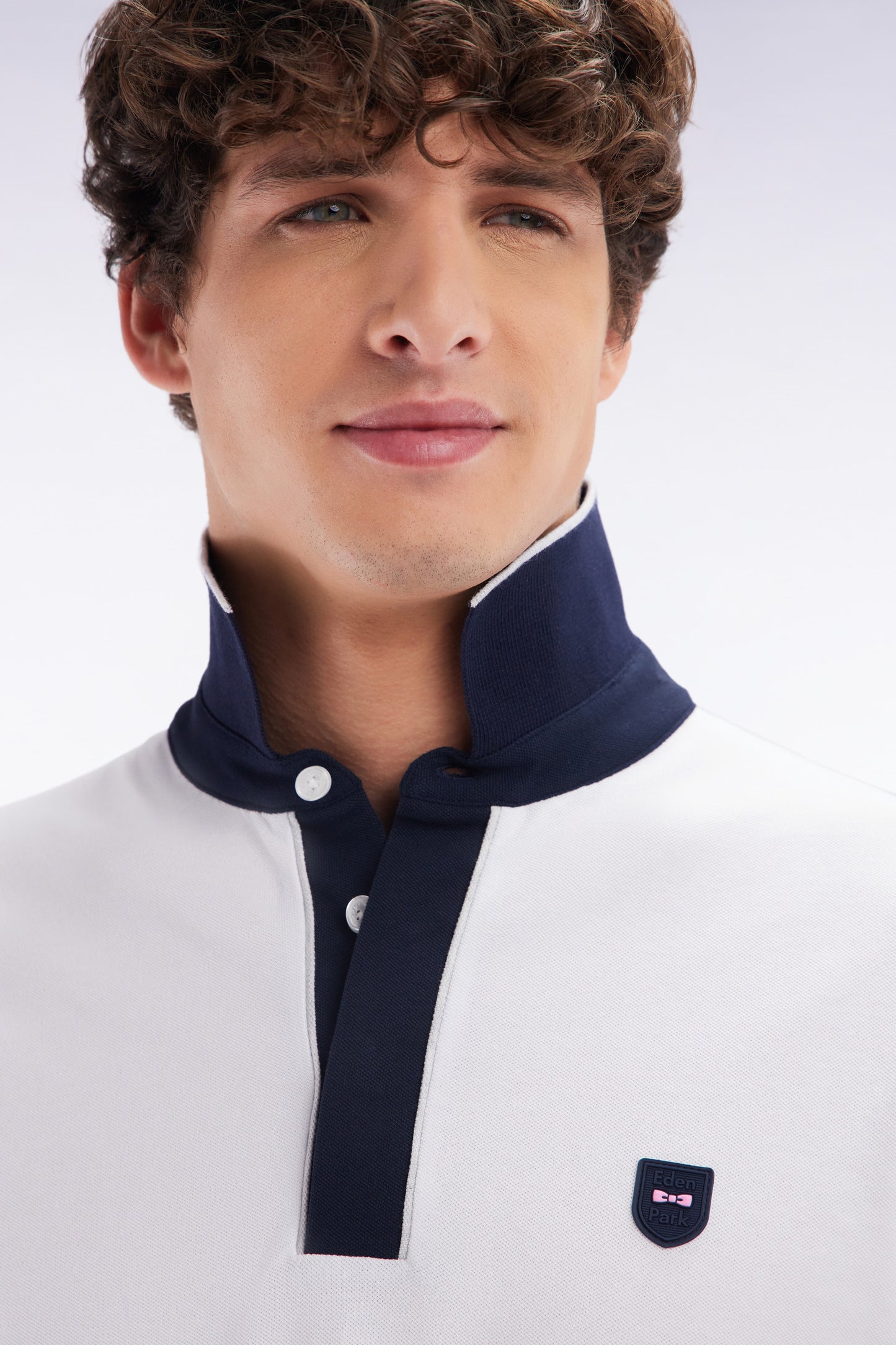 Slim-fit plain short-sleeved polo shirt in white stretch cotton with contrasting piping