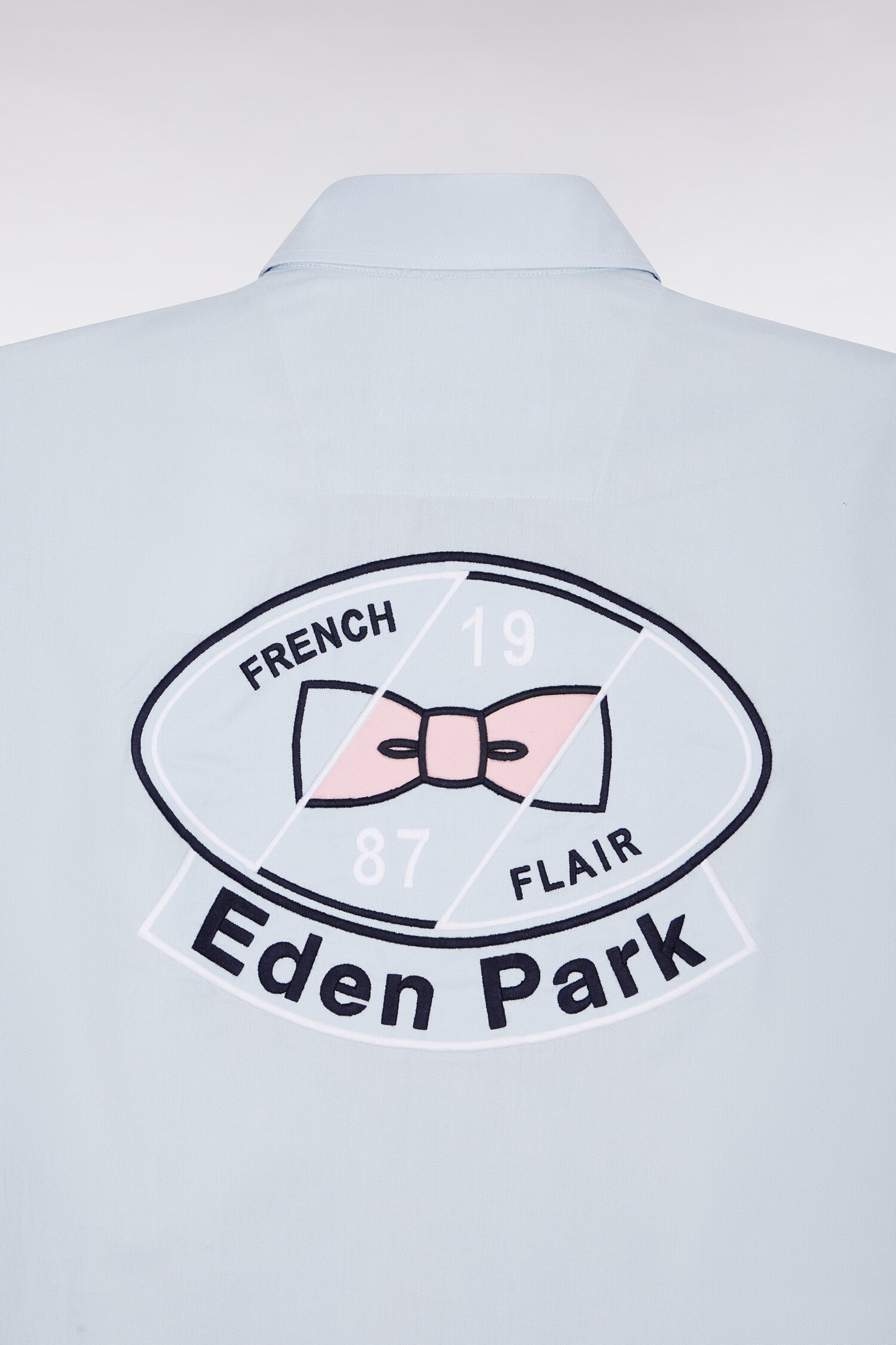 Short-sleeved shirt in sky blue cotton with back embroidery
