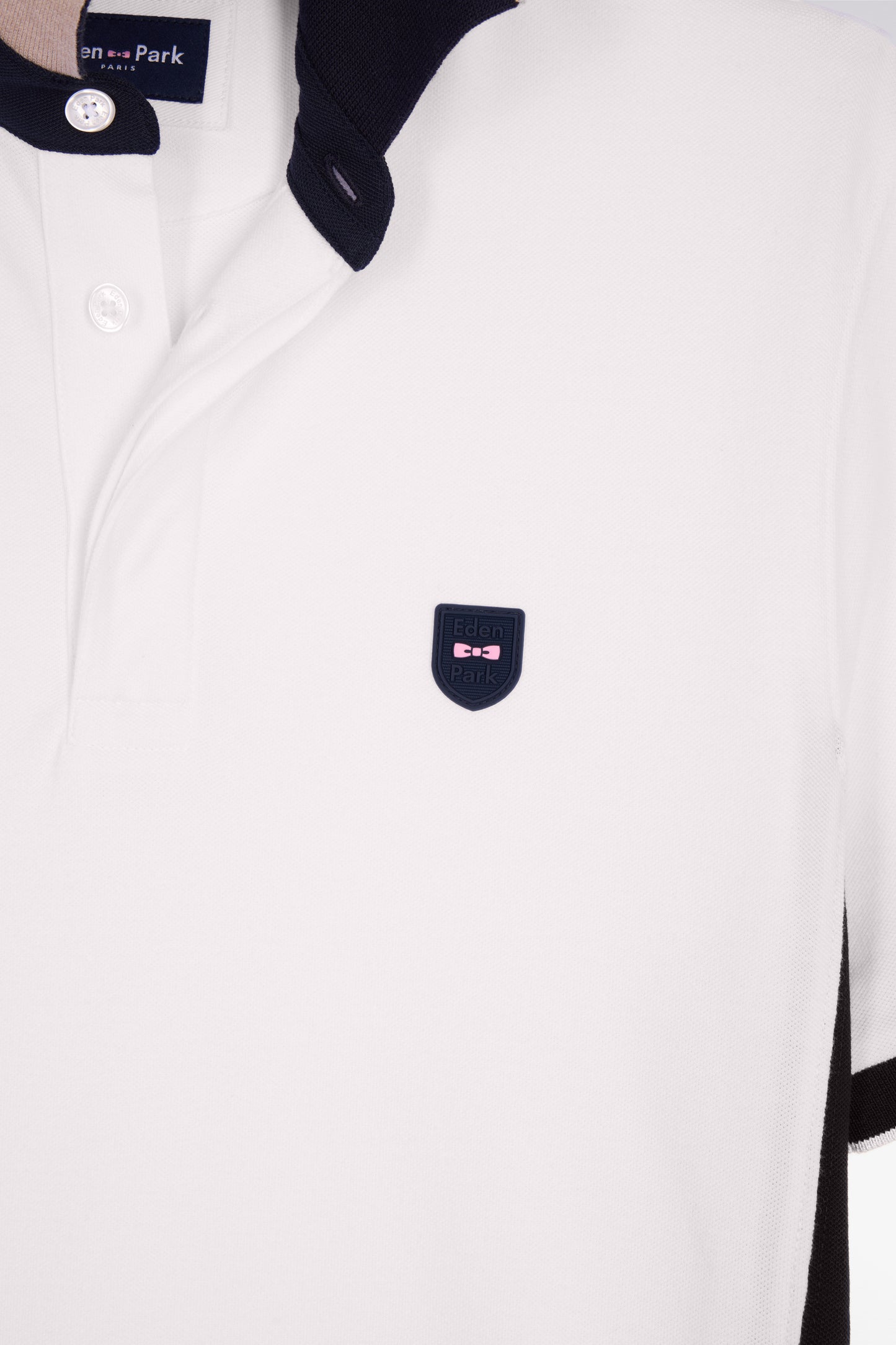 Polo manches courtes en coton blanc et découpes marine coupe slim