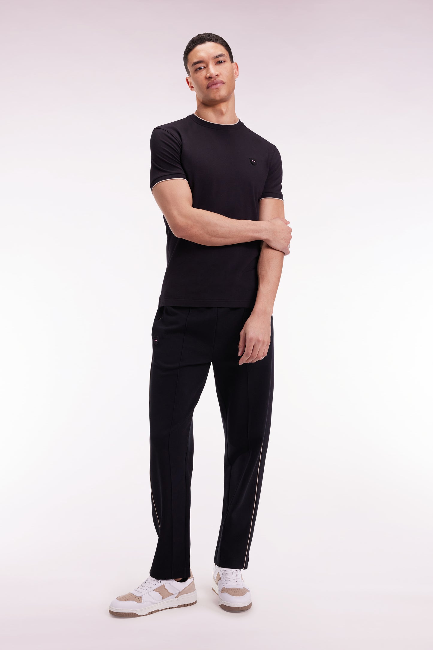 Black brushed fleece jogging suit with piping and front pleats, straight cut