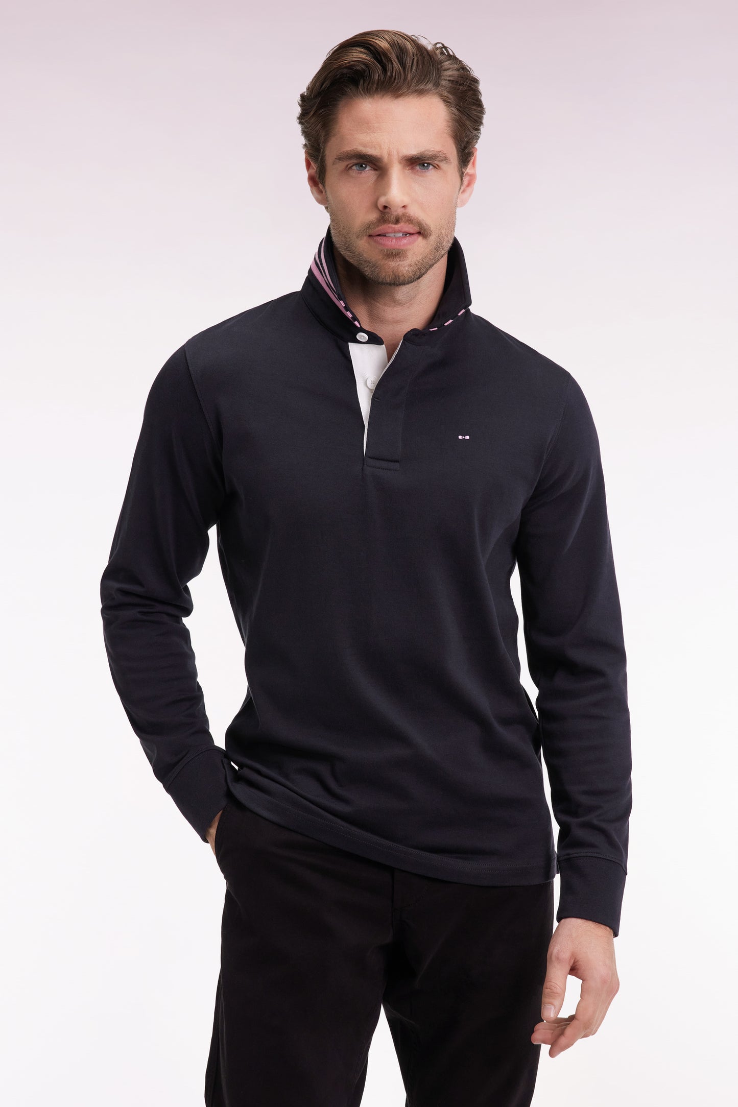 Long-sleeved jersey in black with striped collar underneath