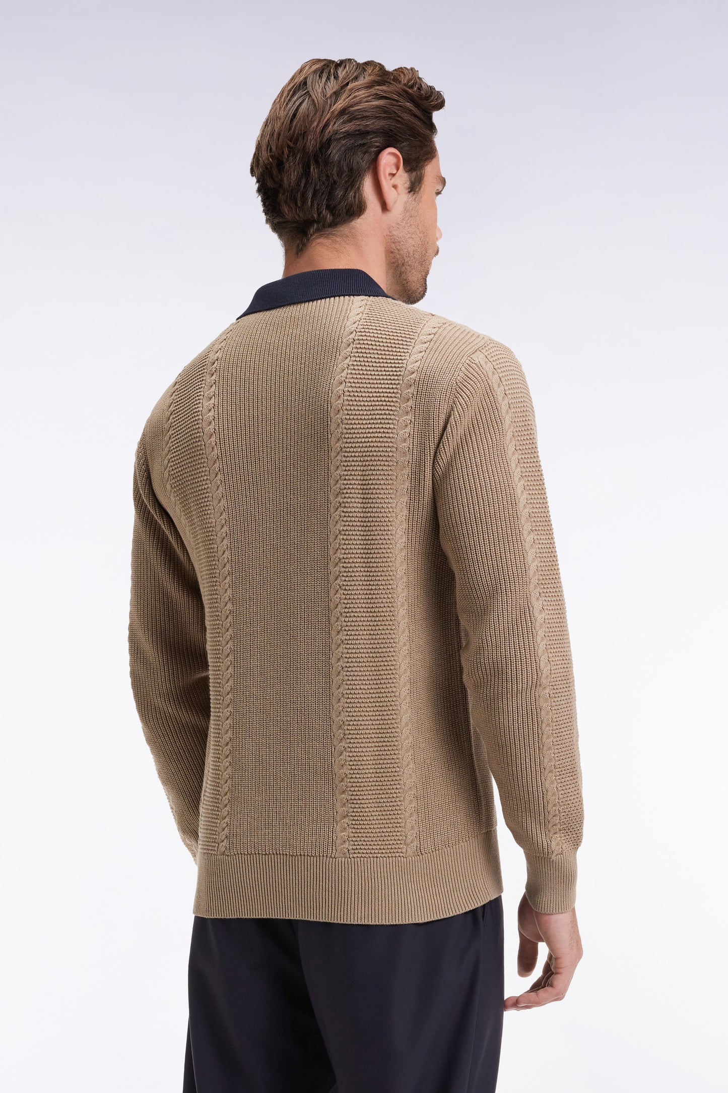 Pull à col polo bleu en coton beige
