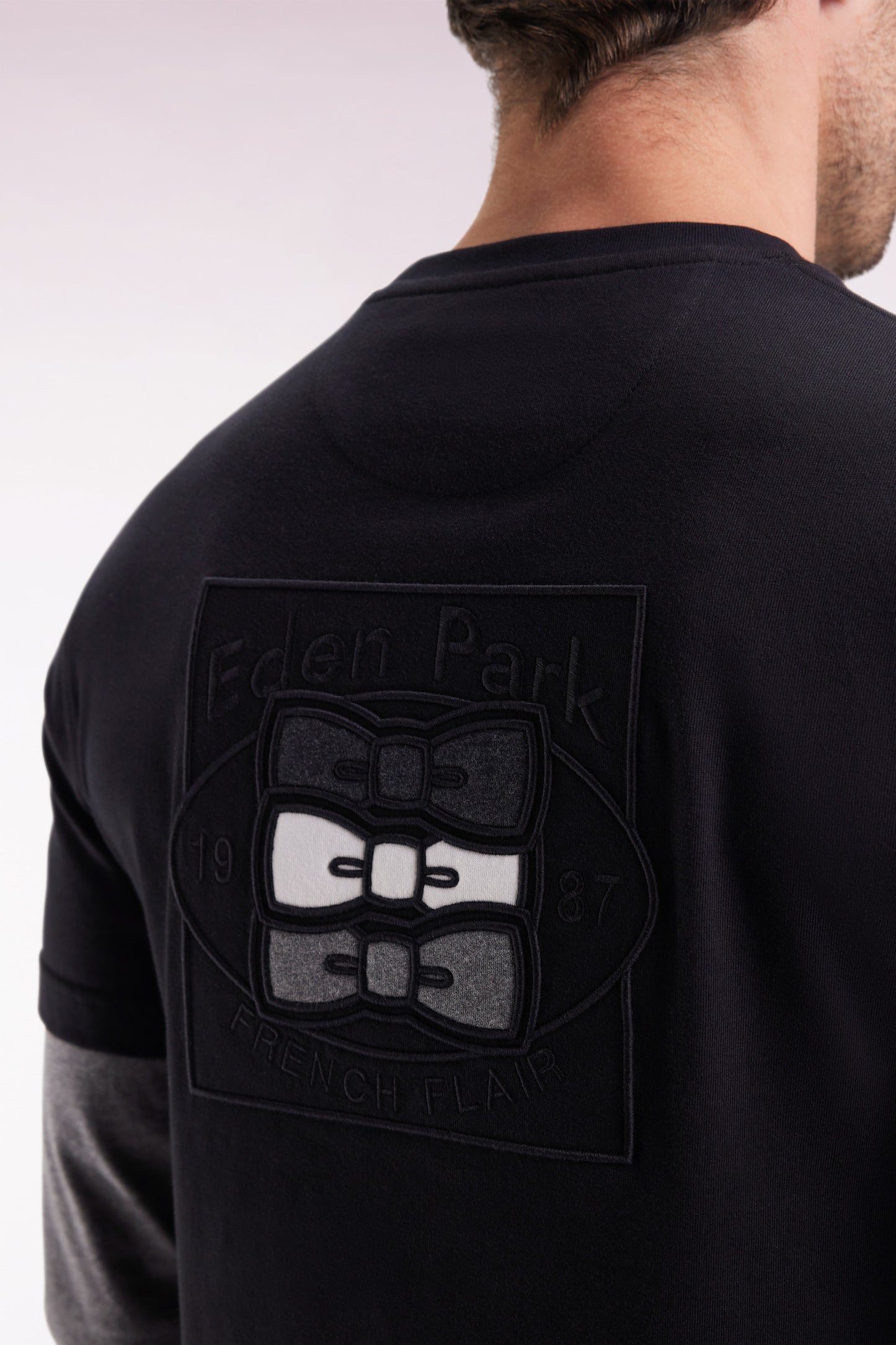 Long-sleeved black cotton T-shirt