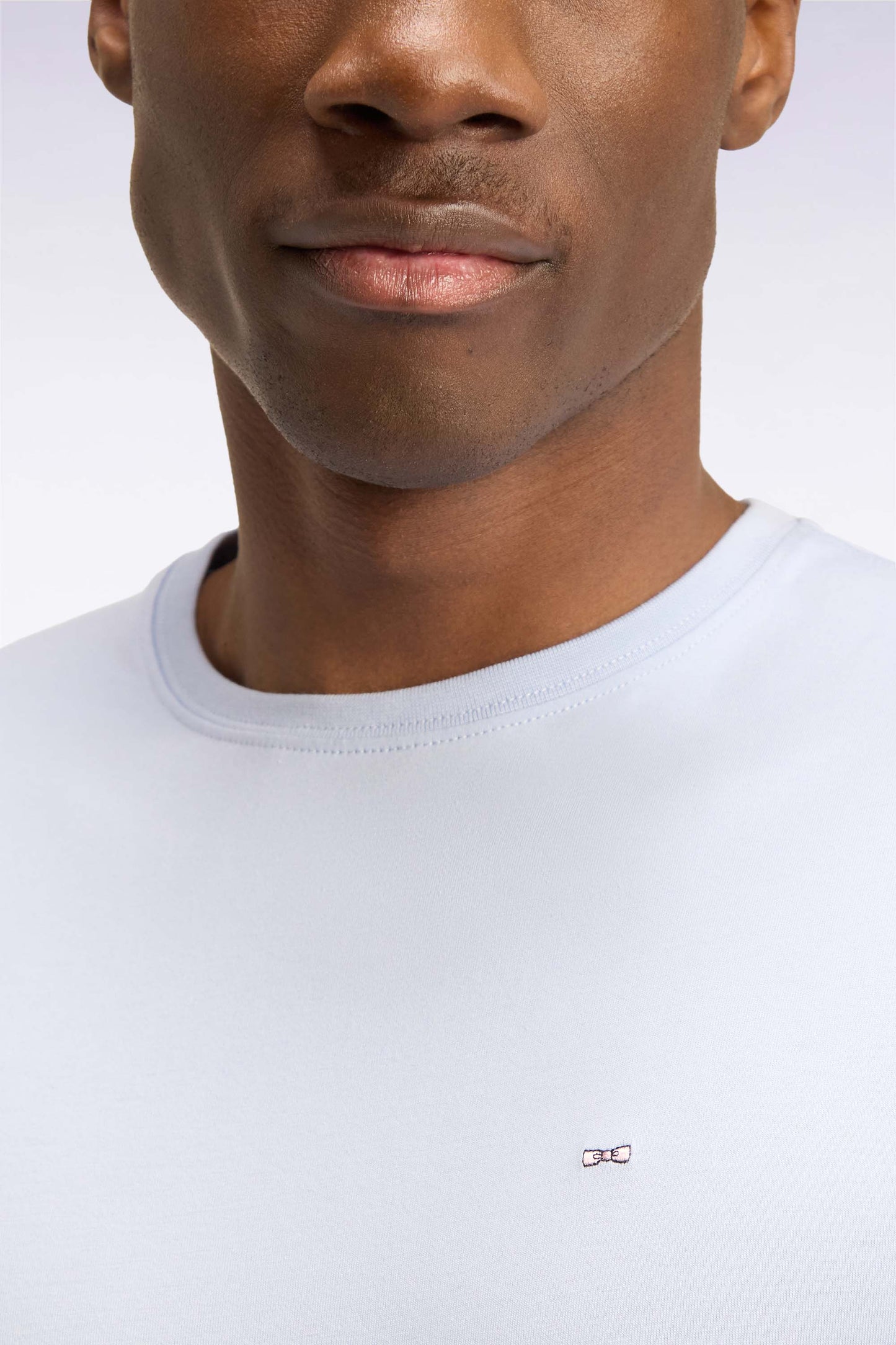 T-shirt manches courtes col rond en coton bleu ciel coupe droite