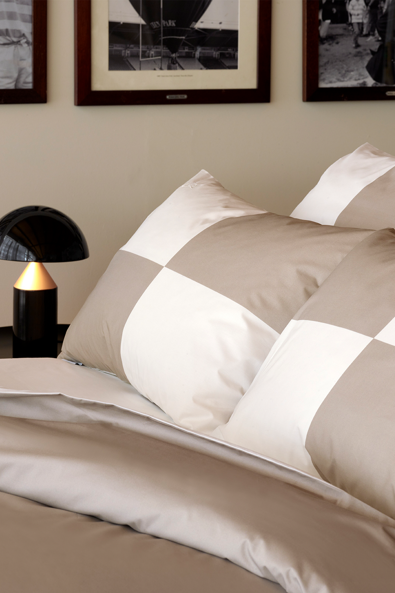 2 beige cut and sewn square pillowcases - Beau plongeon