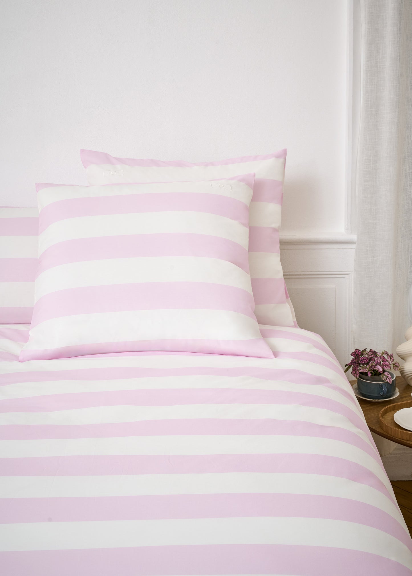 Set of square pillowcases in white cotton with pink stripes