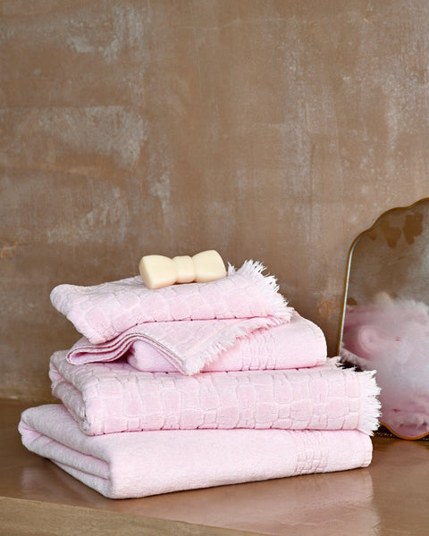 Serviette de bain en coton rose à micromotifs nœuds papillon - Image 1