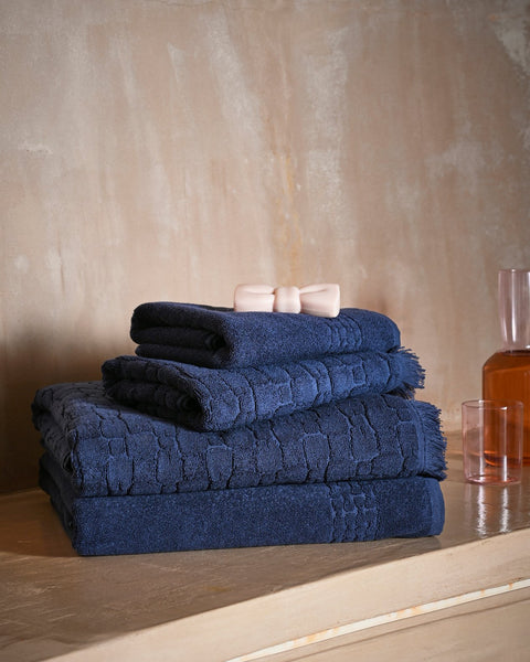 Serviette de bain en coton marine à micromotifs nœuds papillon - Image 1