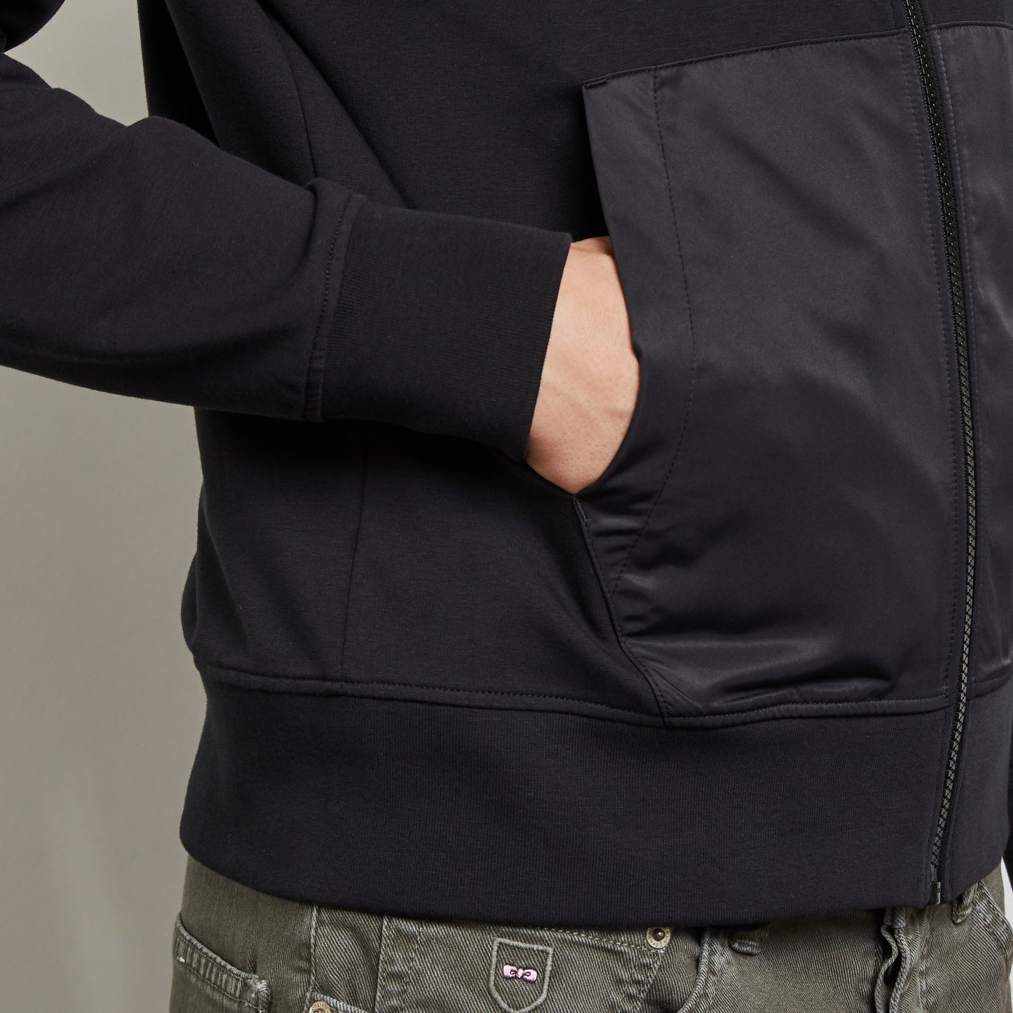 Black zipped sweatshirt with hood