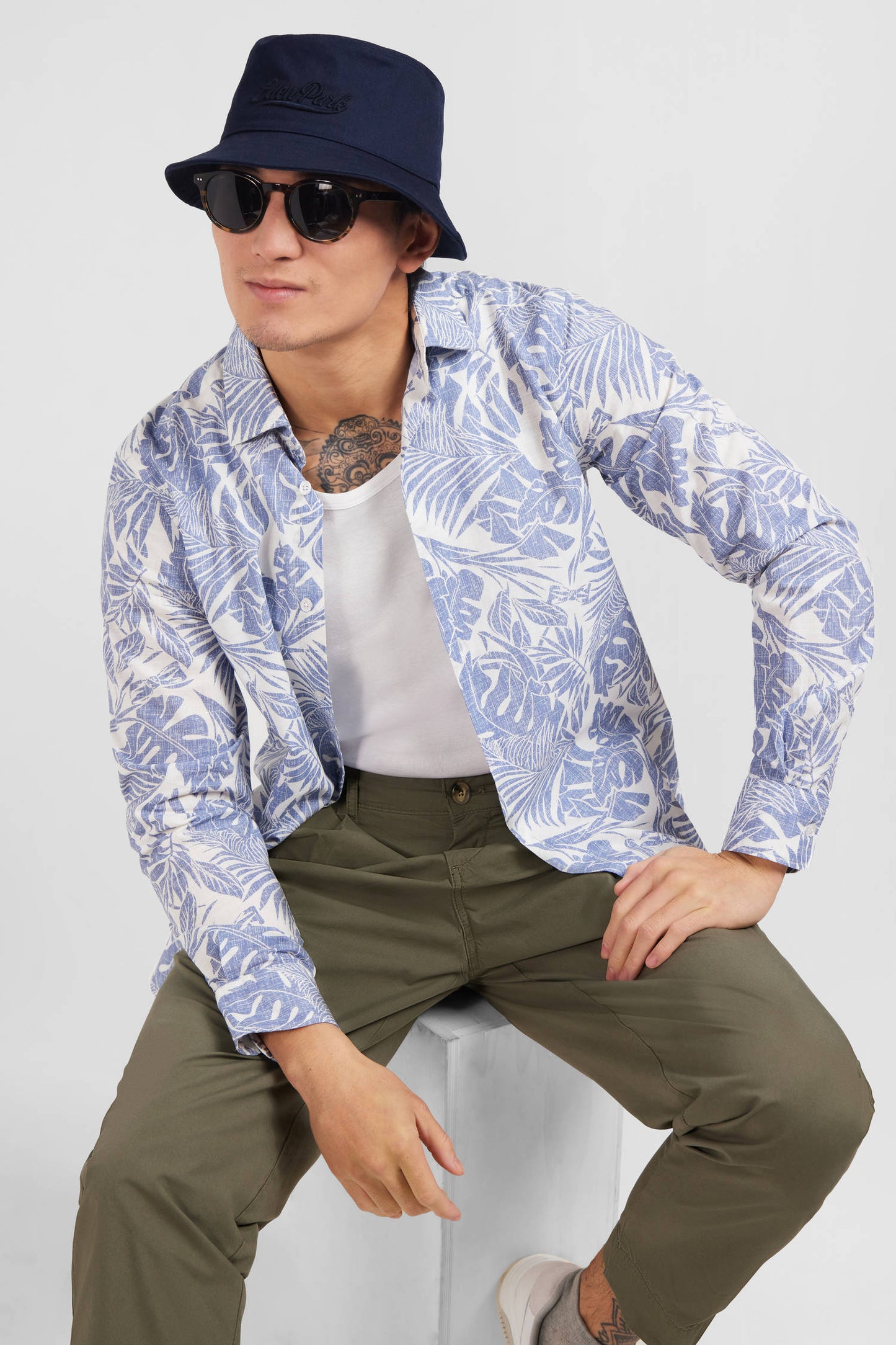 Shirt with an exclusive leaves print