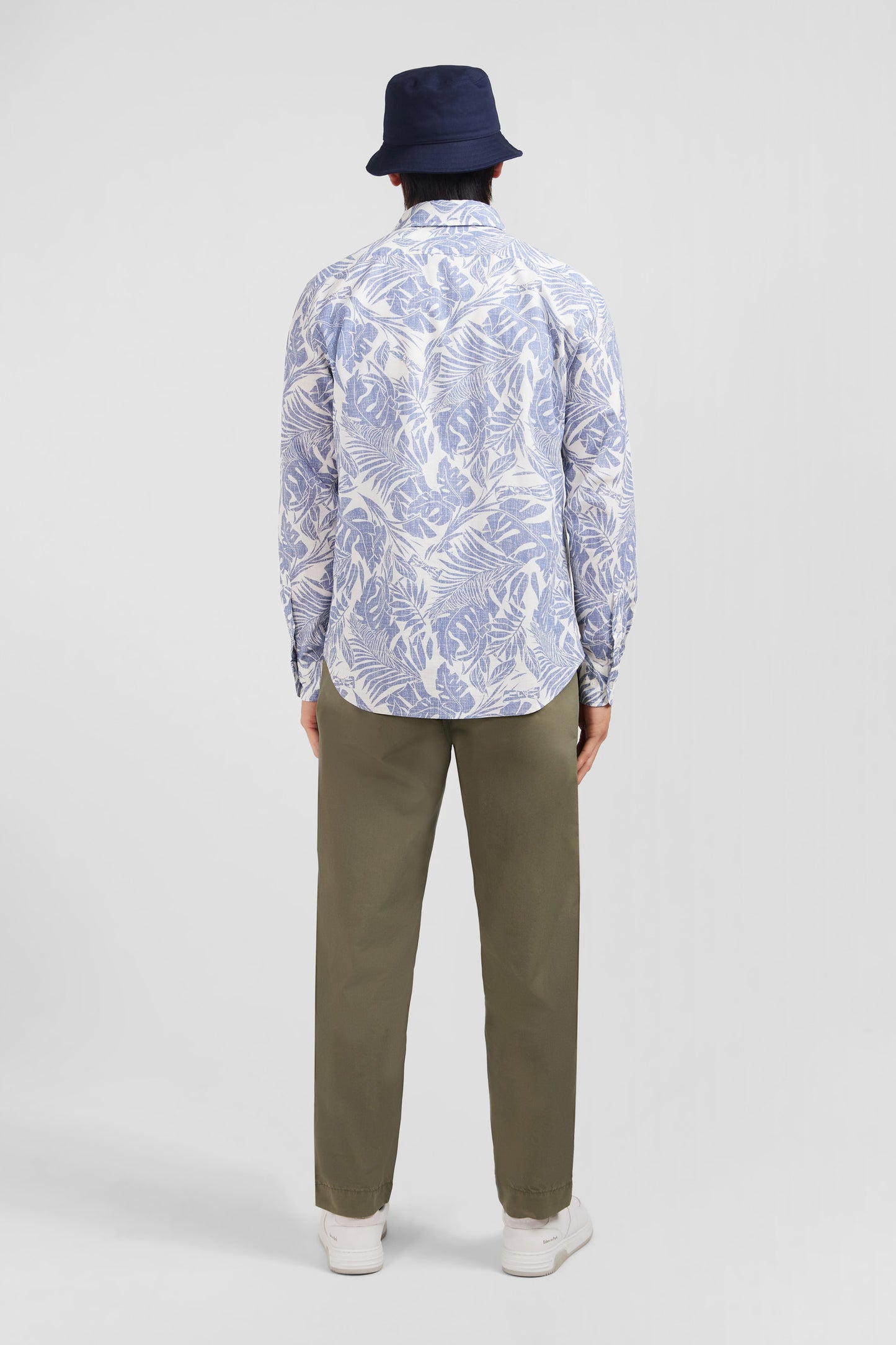 Shirt with an exclusive leaves print