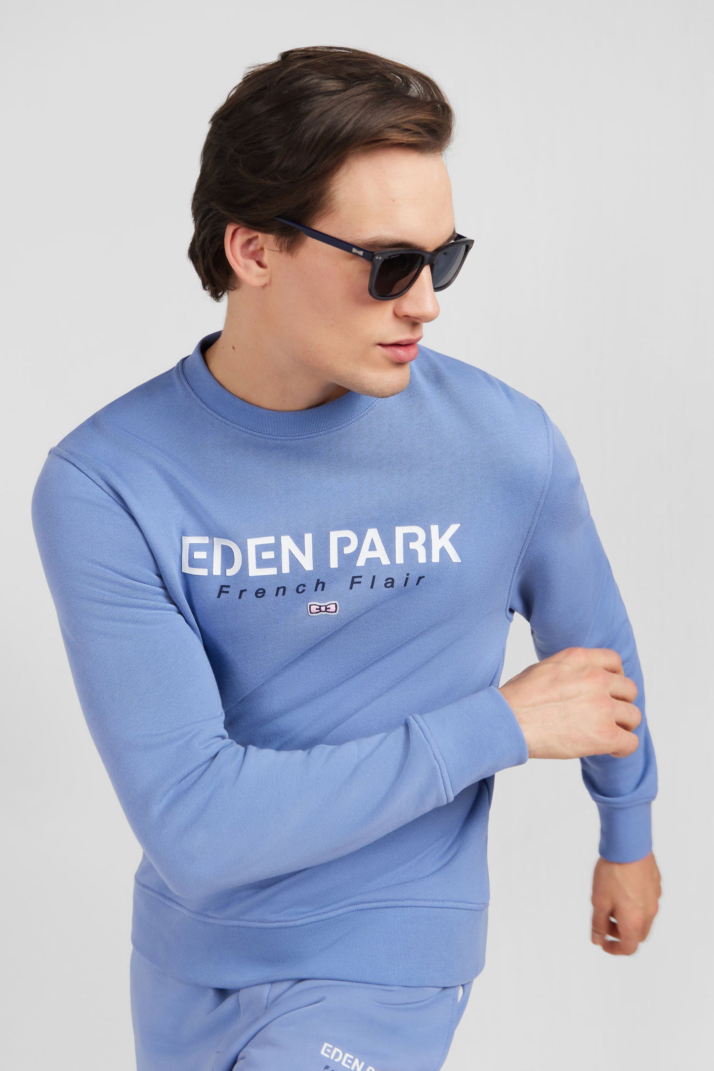 Blue round-neck sweatshirt