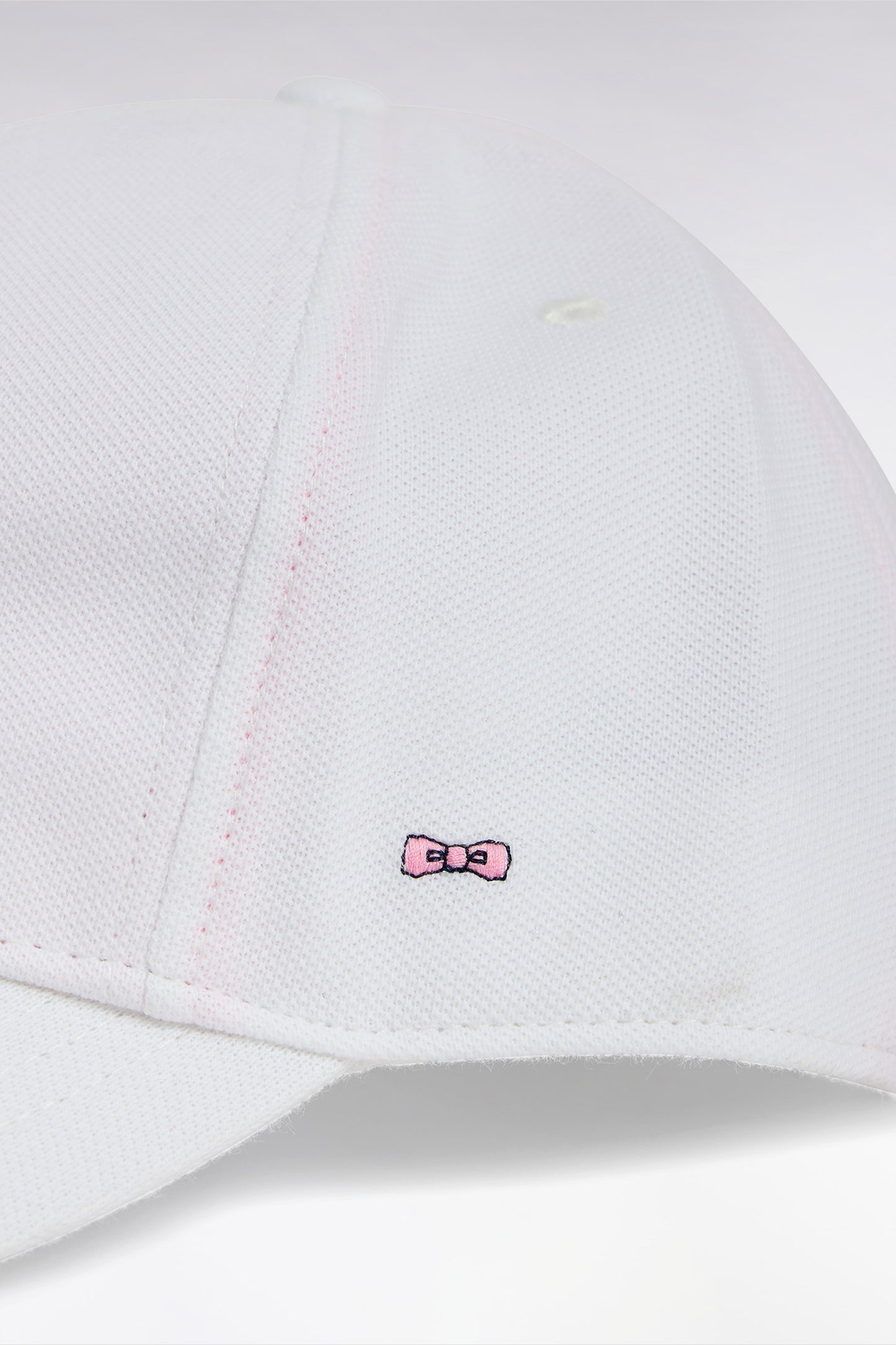 Casquette unie en piqué coton blanc broderie nœud papillon