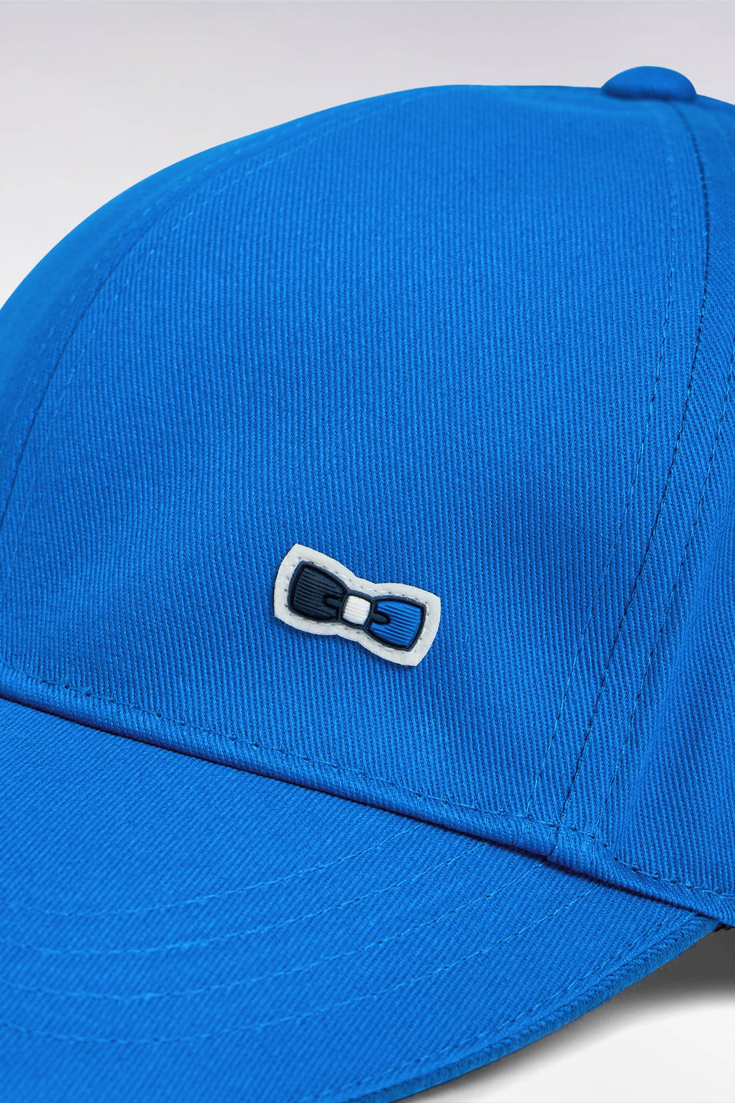 Casquette en twill de coton bleu visière passepoilée