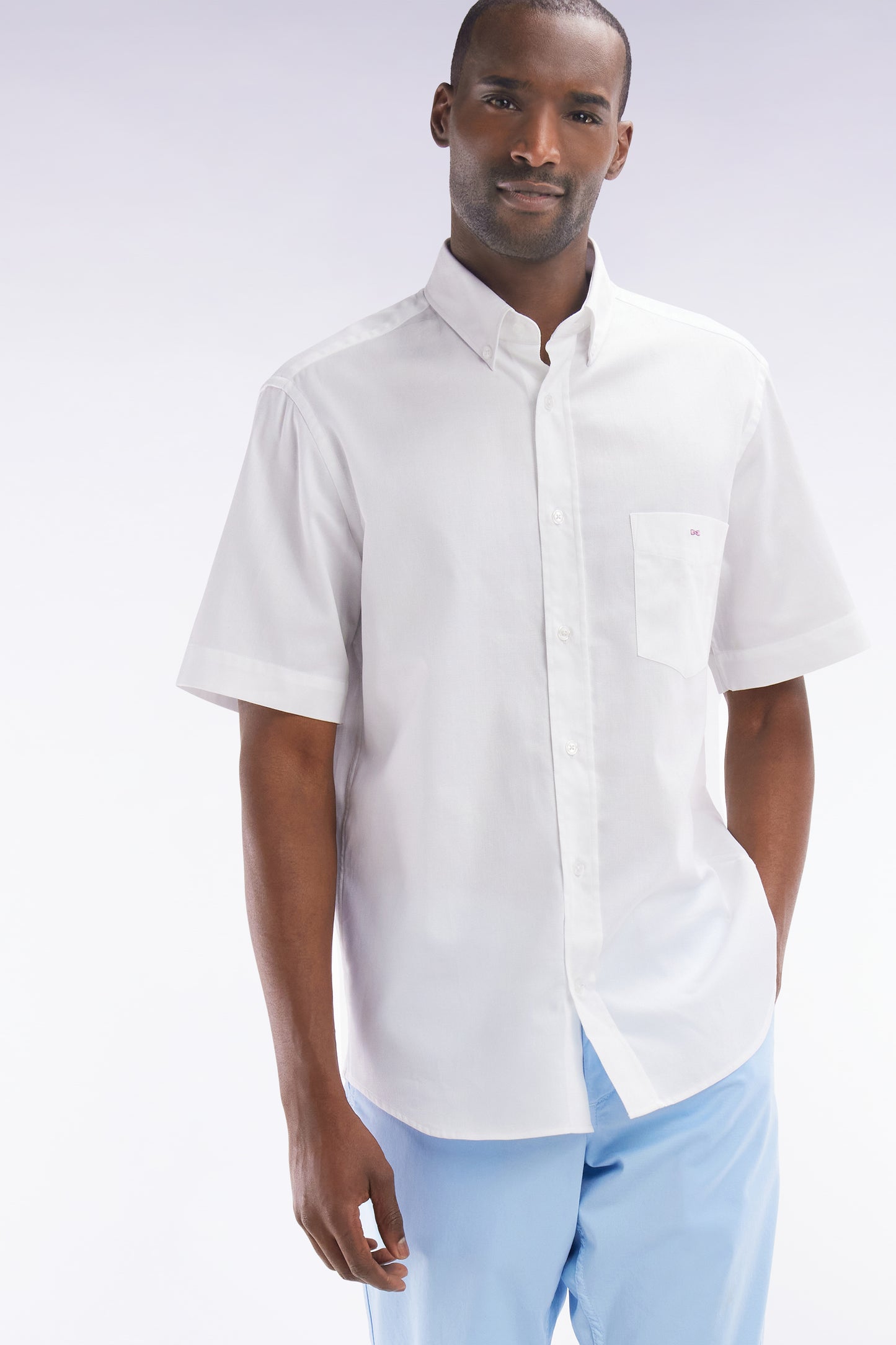 Chemise à manches courtes en coton blanc coupe droite