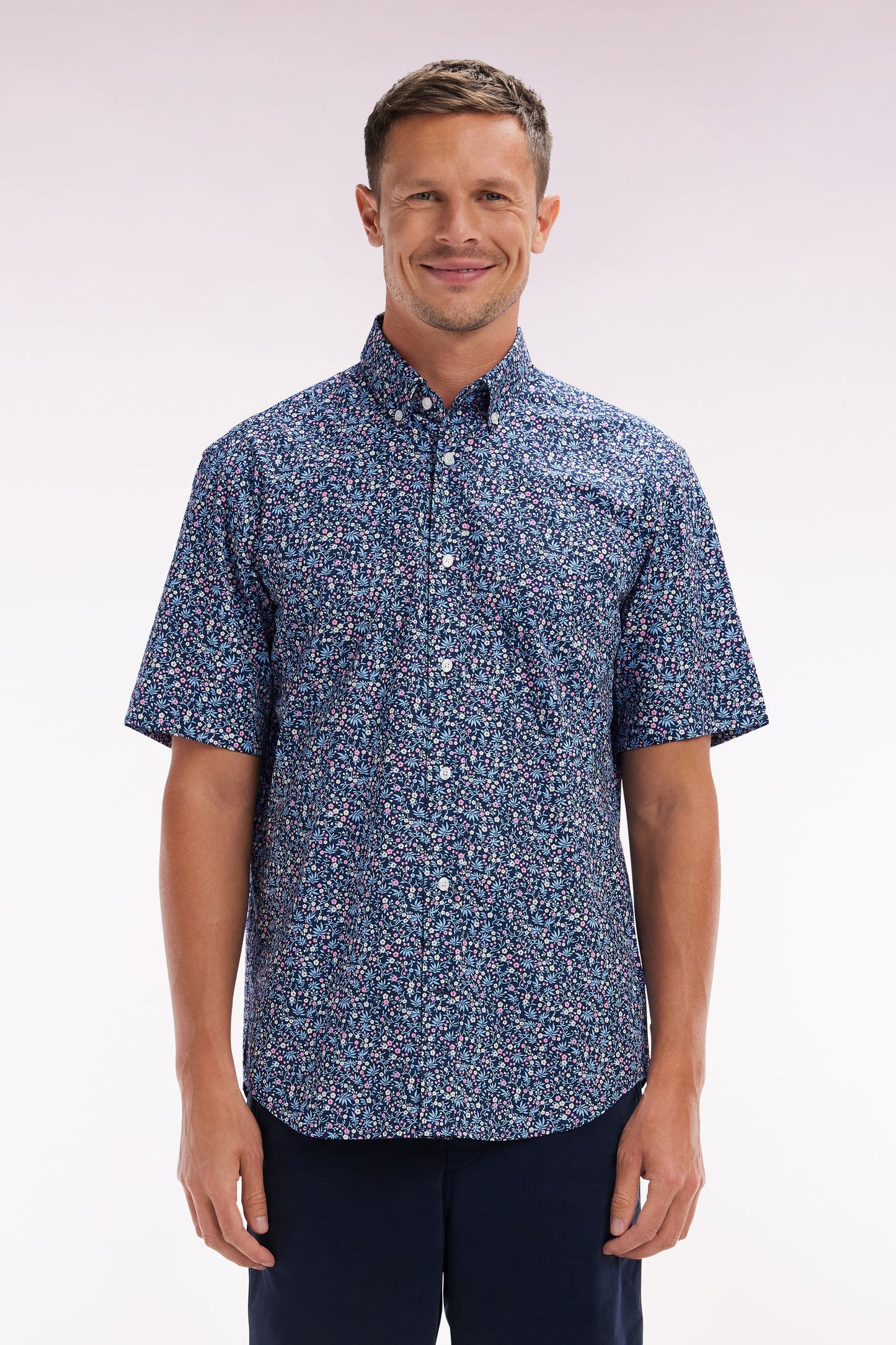 Chemise à manches courtes en coton marine microimprimé fleurs coupe droite