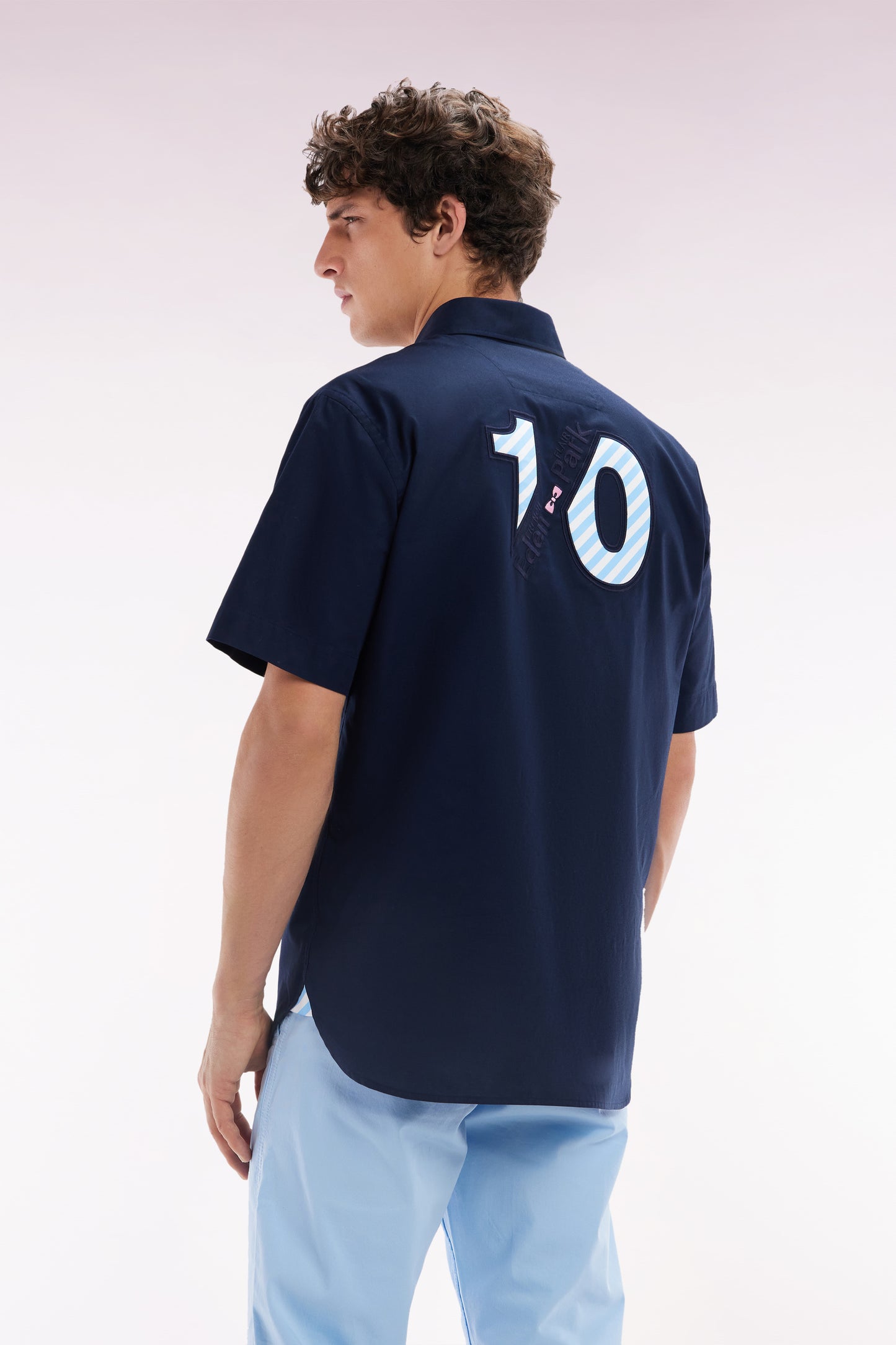 Straight short-sleeved navy shirt in cotton with sky blue back embroidery