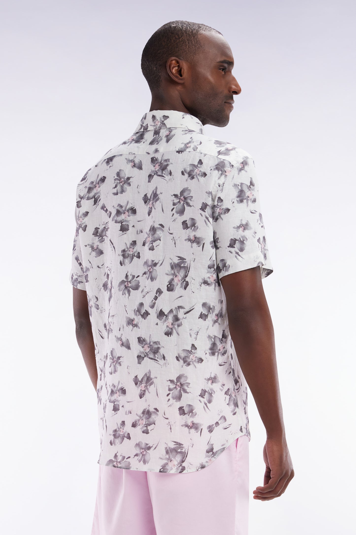 Slim-fit short-sleeved ecru linen shirt with grey floral print