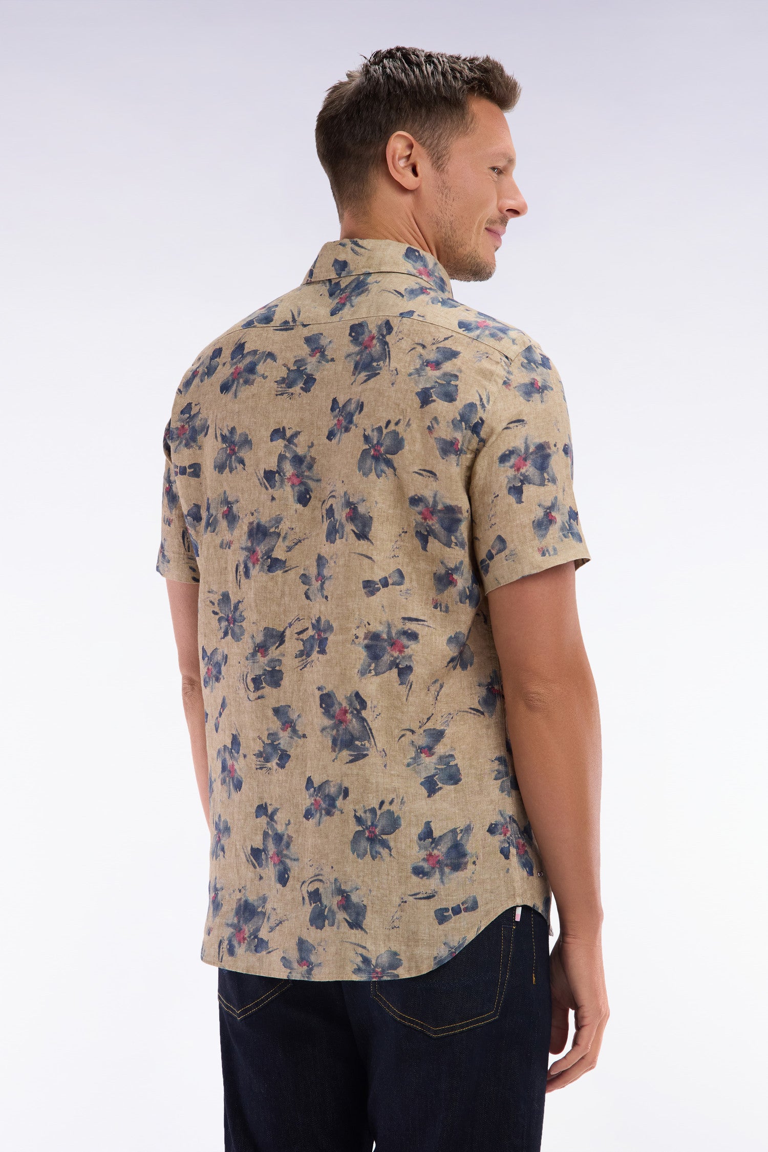 Chemise à manches courtes en lin beige à imprimé floral gris coupe ajustée