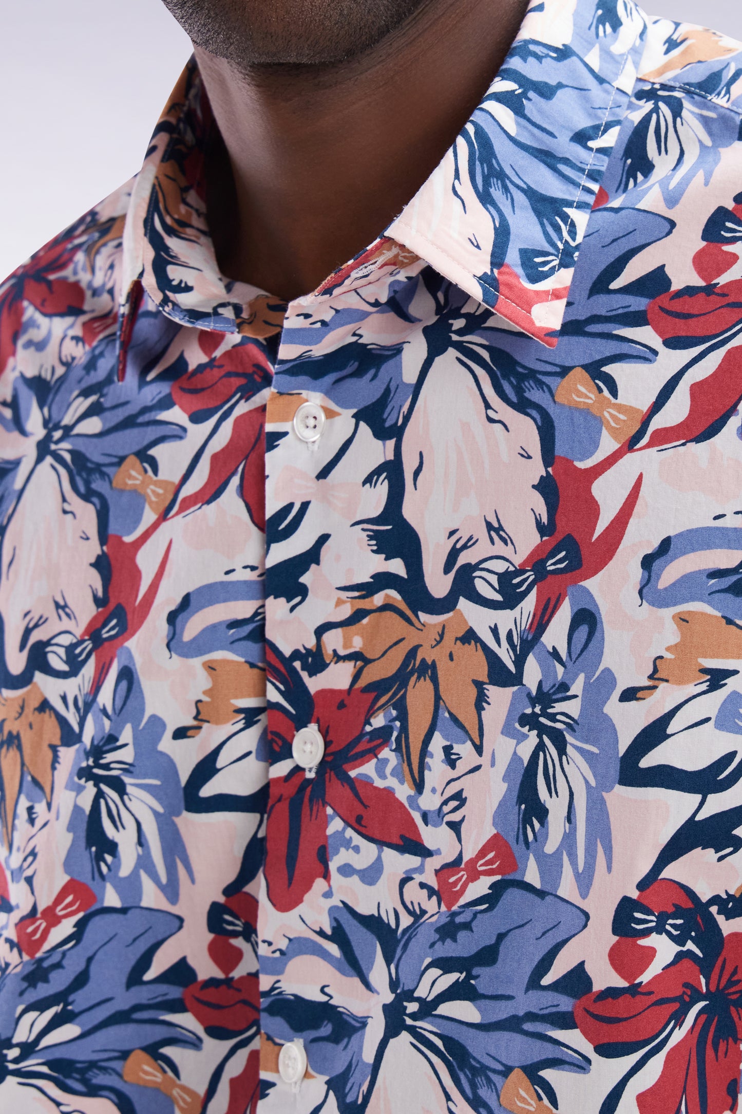 Chemise en popeline de coton imprimé tropical nœud papillon coupe droite