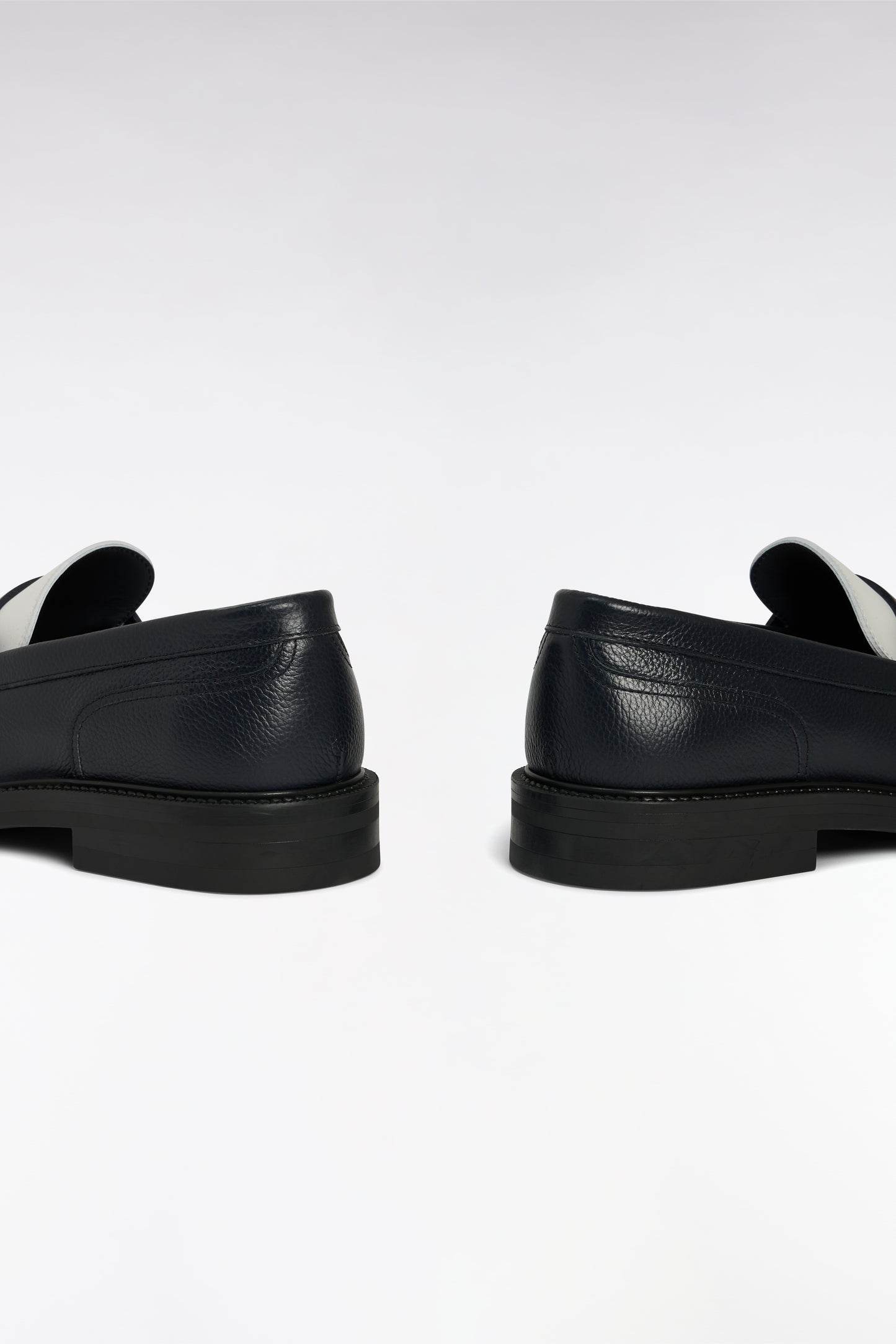 Two-tone moccasins in navy blue and white grained leather