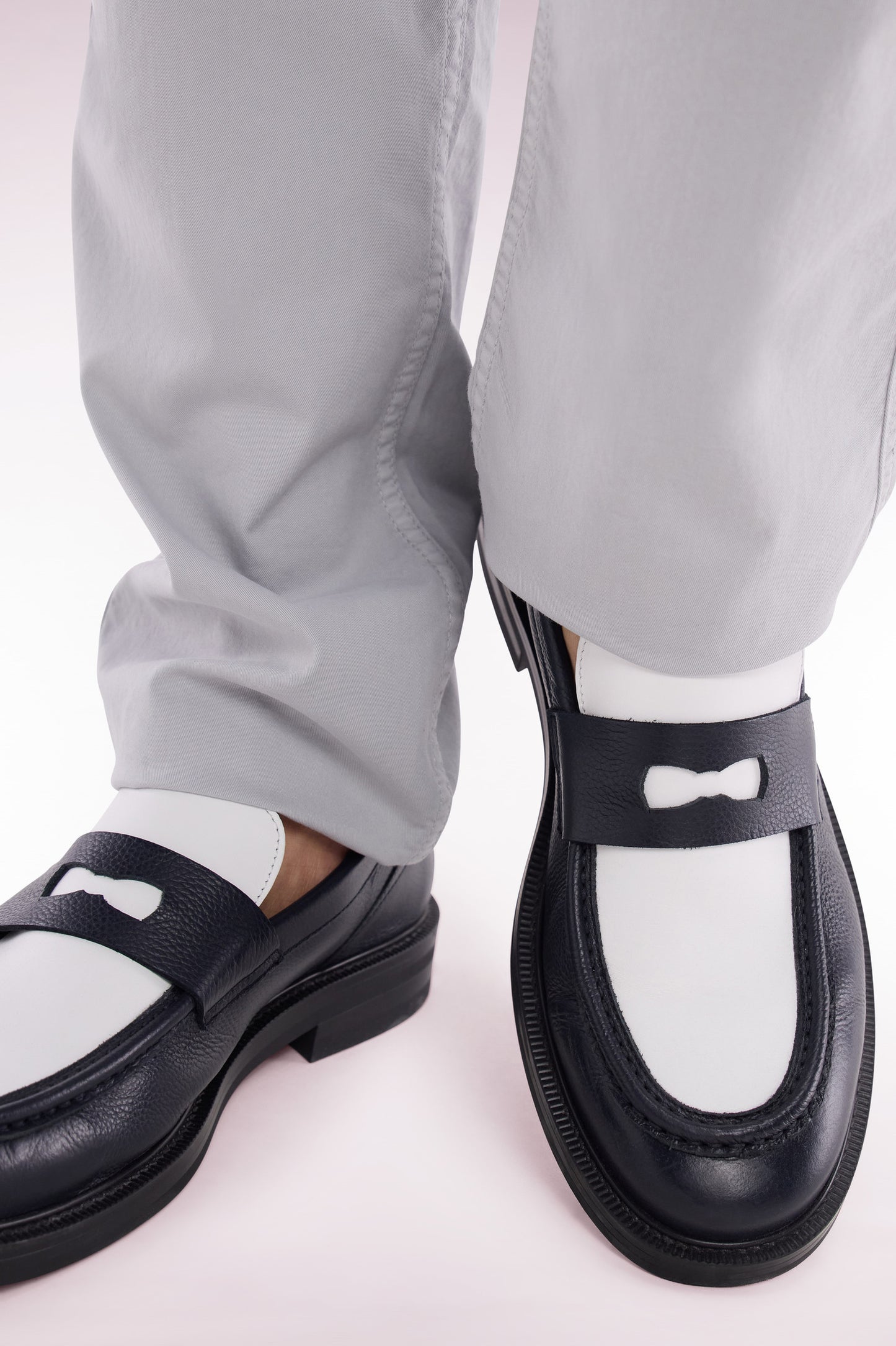 Two-tone moccasins in navy blue and white grained leather