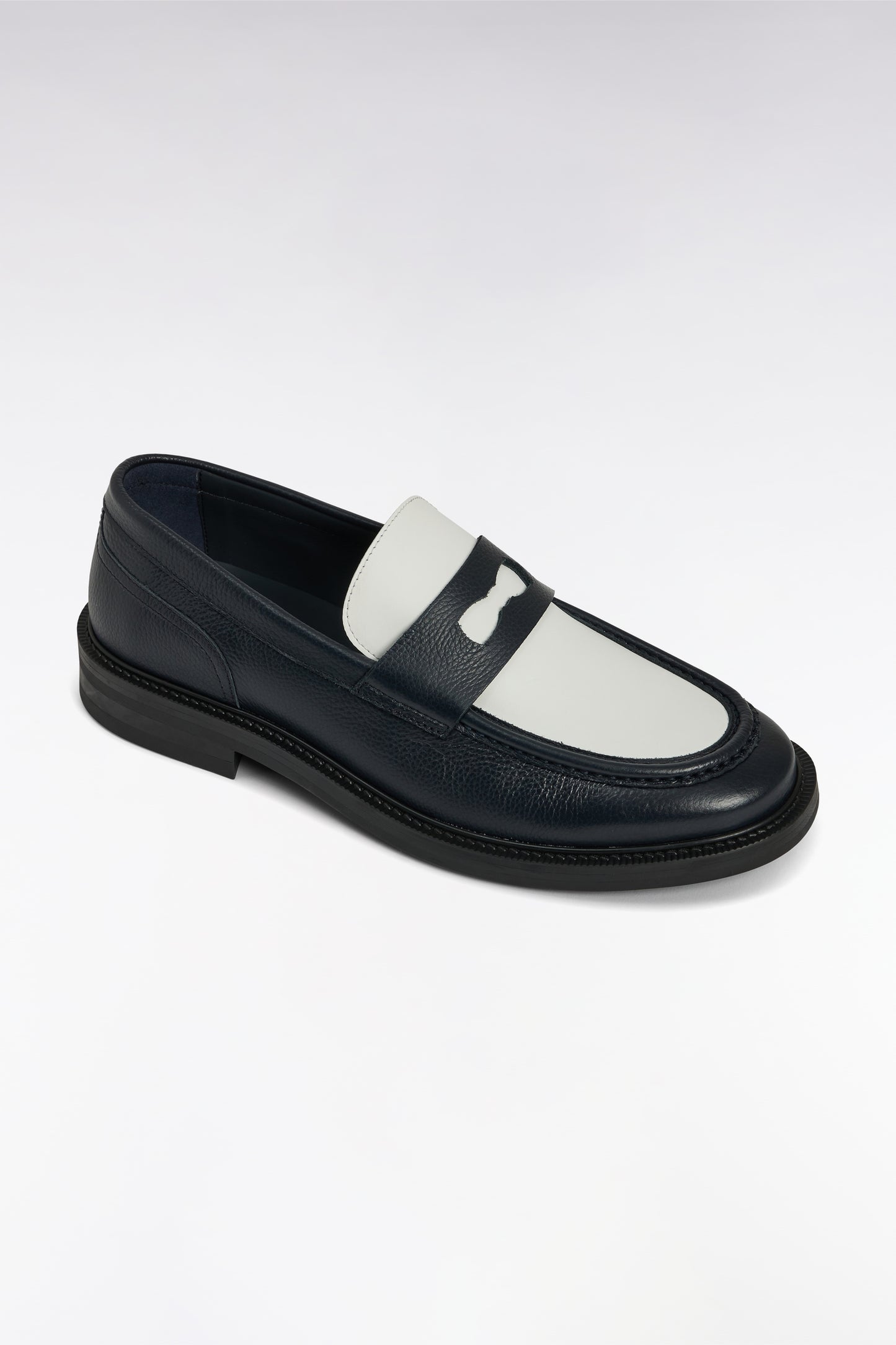 Two-tone moccasins in navy blue and white grained leather