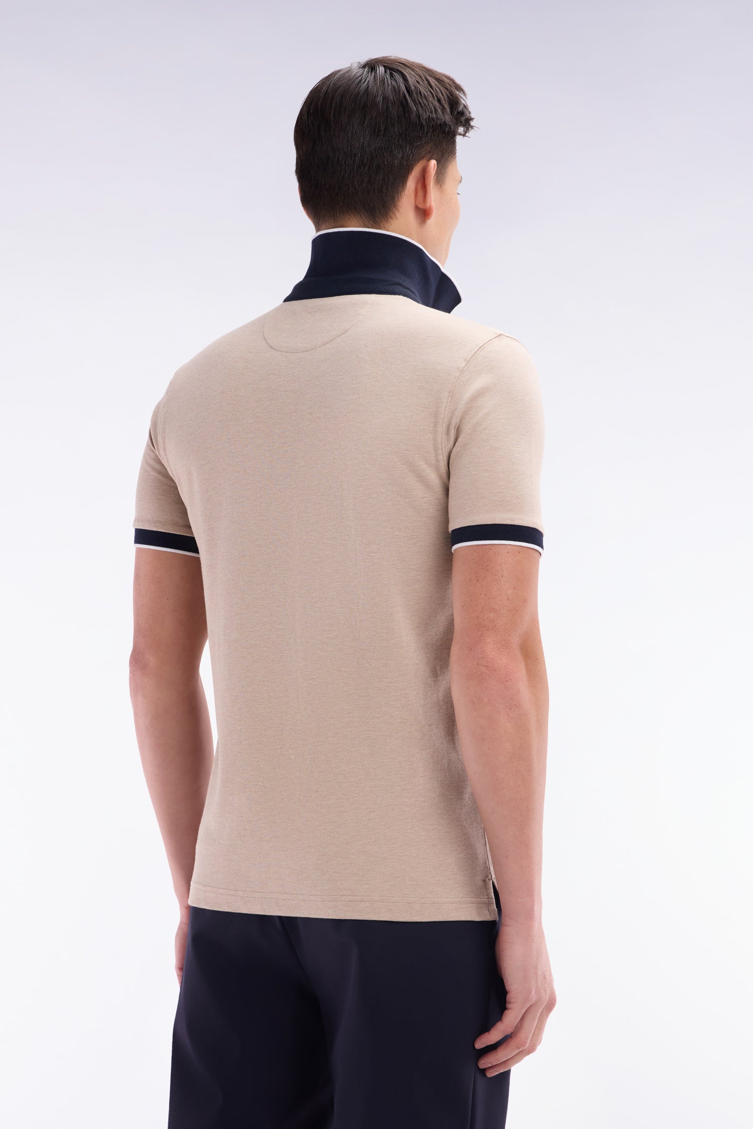 Polo uni à manches courtes en coton stretch beige passepoil contrasté coupe ajustée