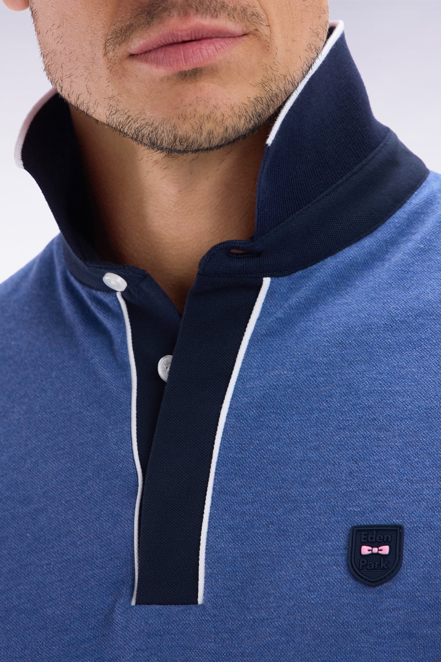 Slim-fit plain short-sleeved polo shirt in blue stretch cotton with contrasting piping
