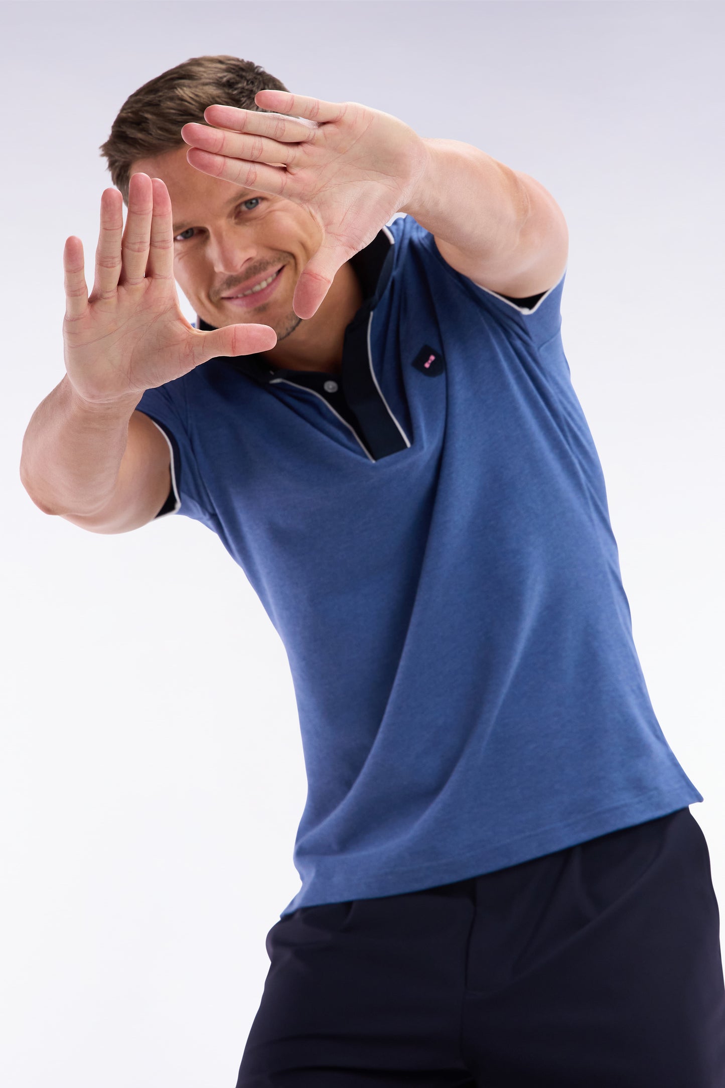 Slim-fit plain short-sleeved polo shirt in blue stretch cotton with contrasting piping