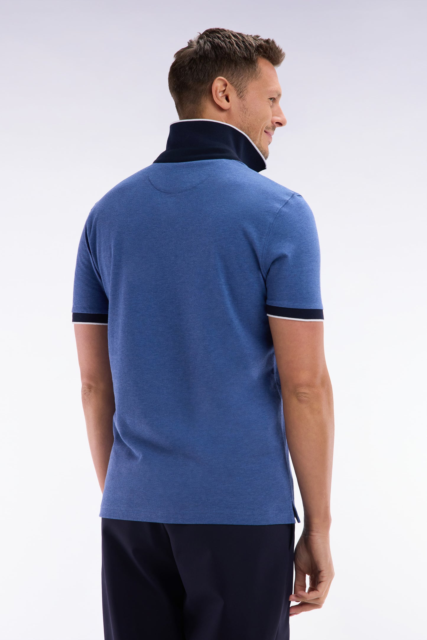 Slim-fit plain short-sleeved polo shirt in blue stretch cotton with contrasting piping
