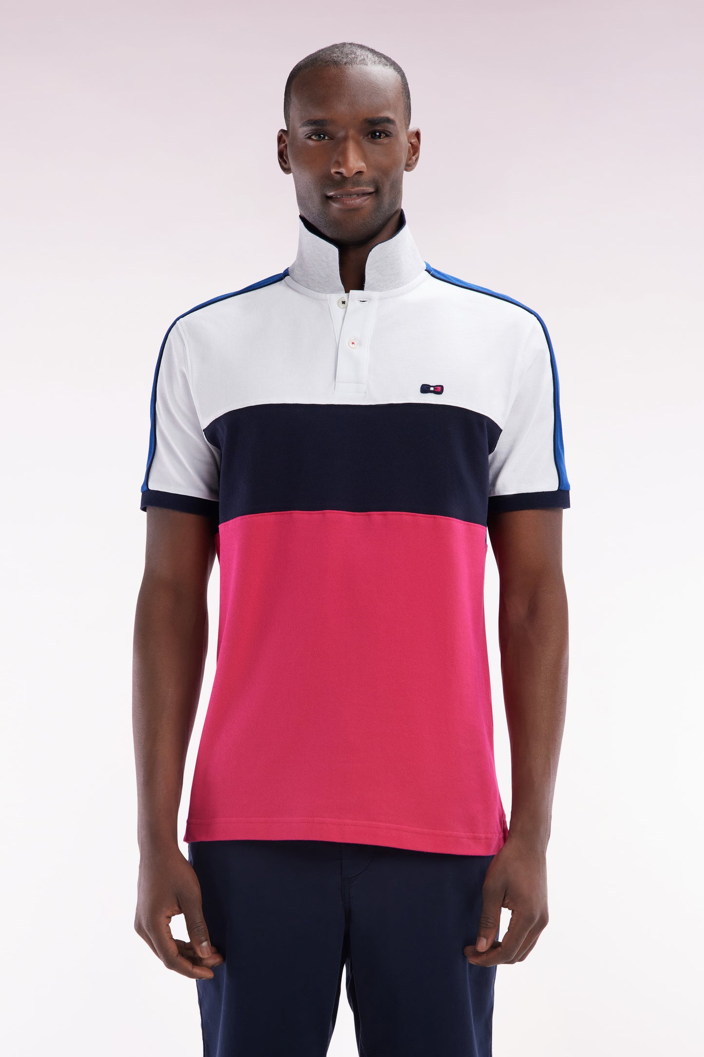 Polo à manches courtes en coton tricolore blanc marine et fuchsia coupe droite