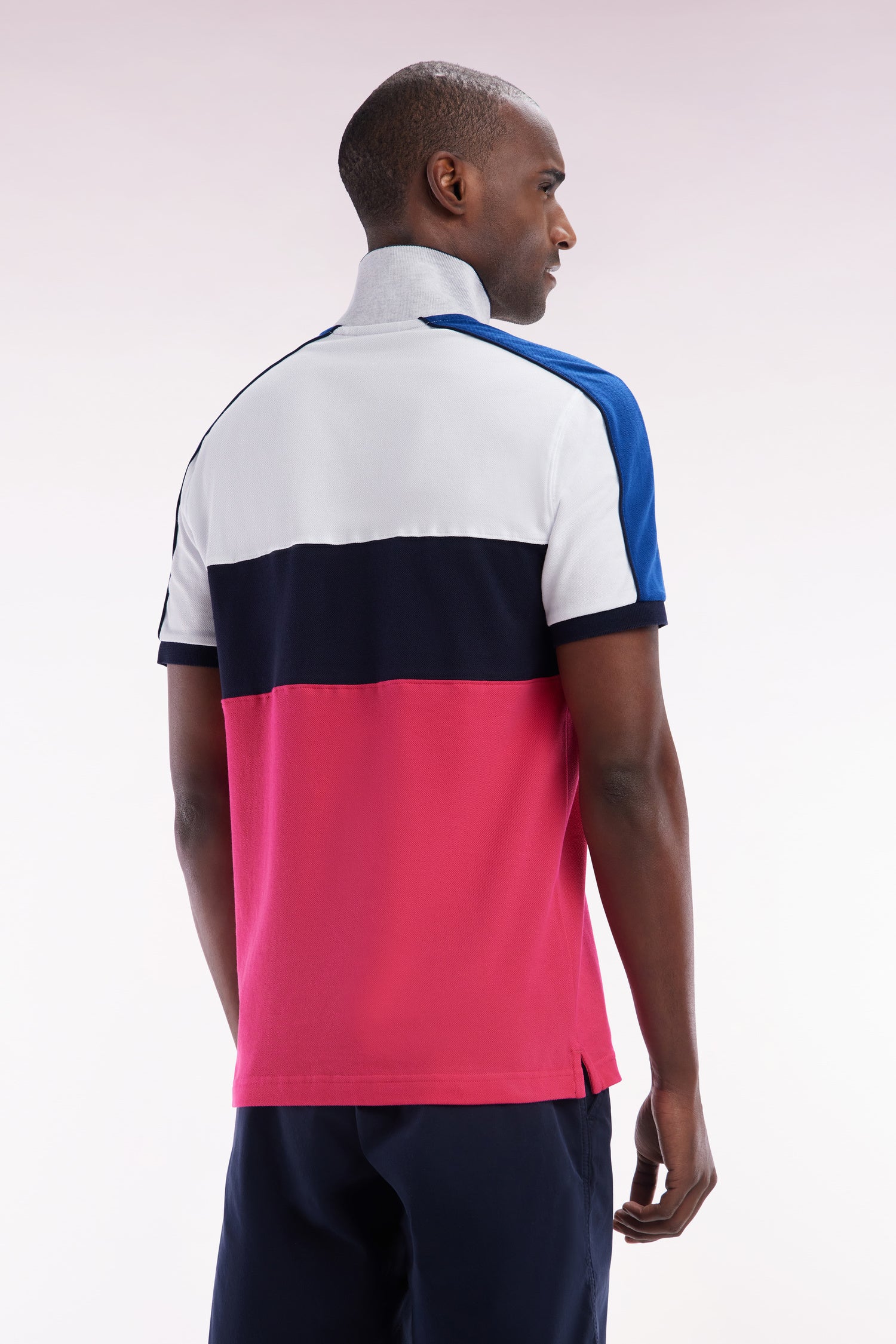 Polo à manches courtes en coton tricolore blanc marine et fuchsia coupe droite