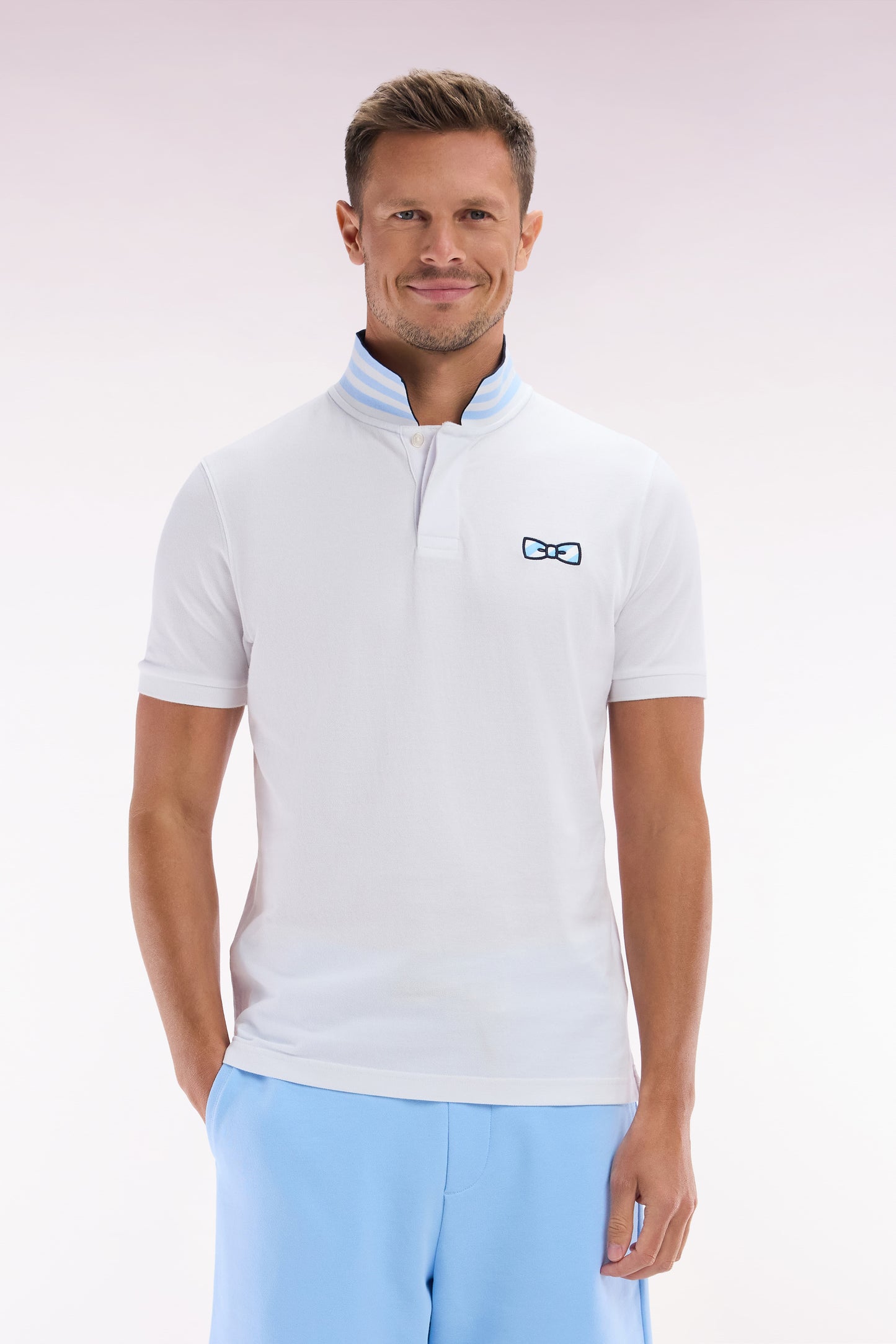 Polo à manches courtes en coton blanc dessous de col cerclé coupe droite