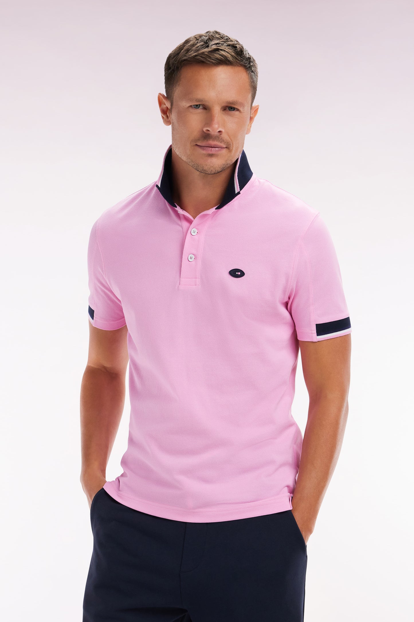 Straight-cut short-sleeved polo shirt in pink cotton with two-tone ribbed edges