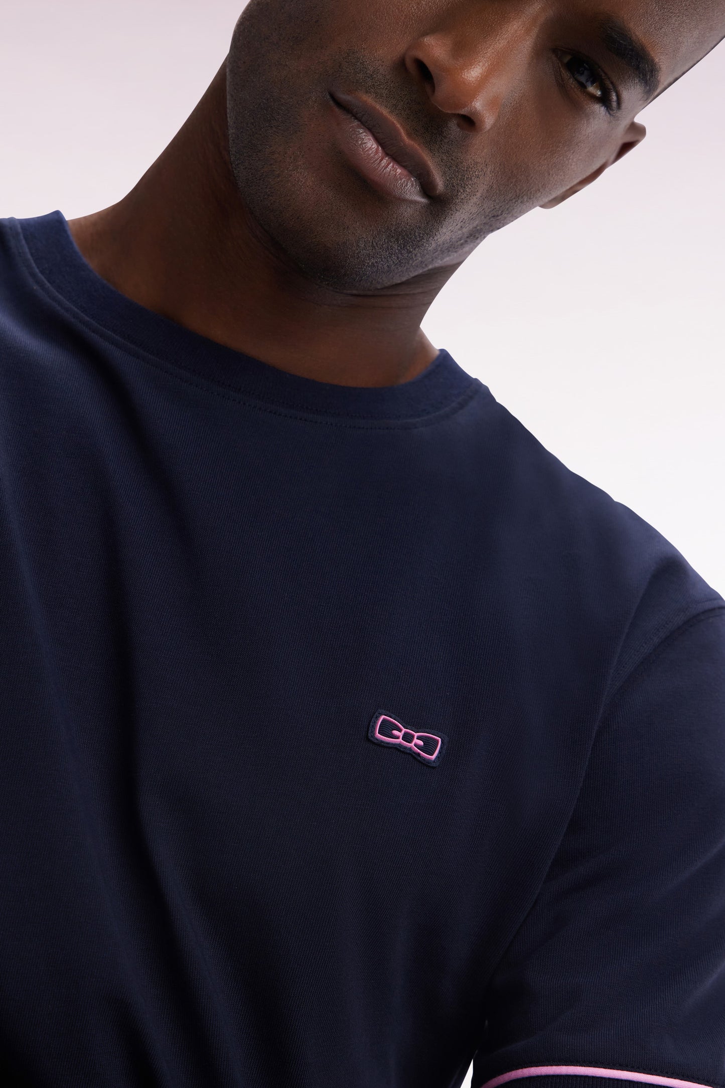 Straight-fit navy cotton T-shirt with embroidery and bow tie badge