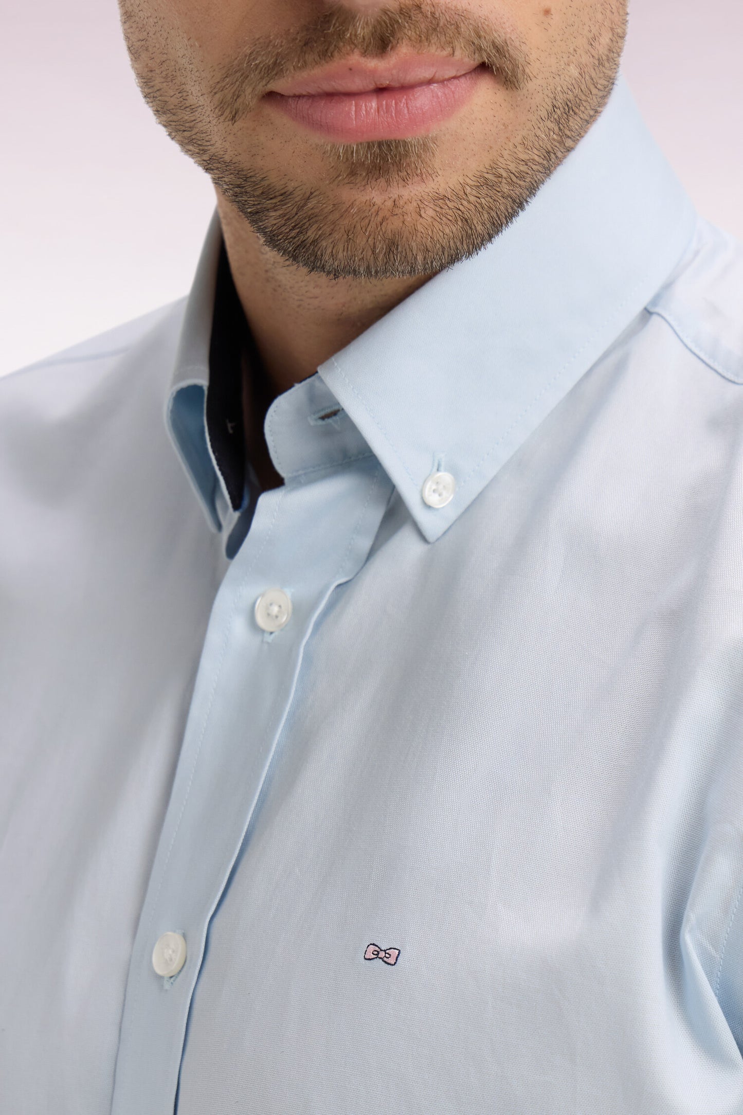 Short-sleeved shirt in sky blue cotton with back embroidery