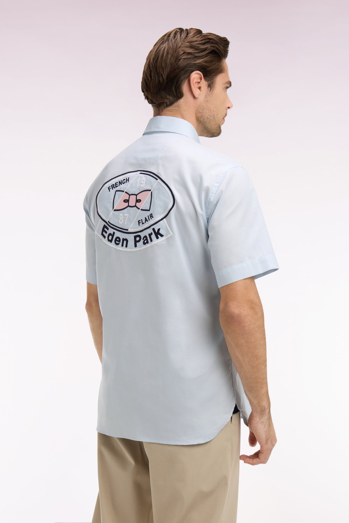 Short-sleeved shirt in sky blue cotton with back embroidery