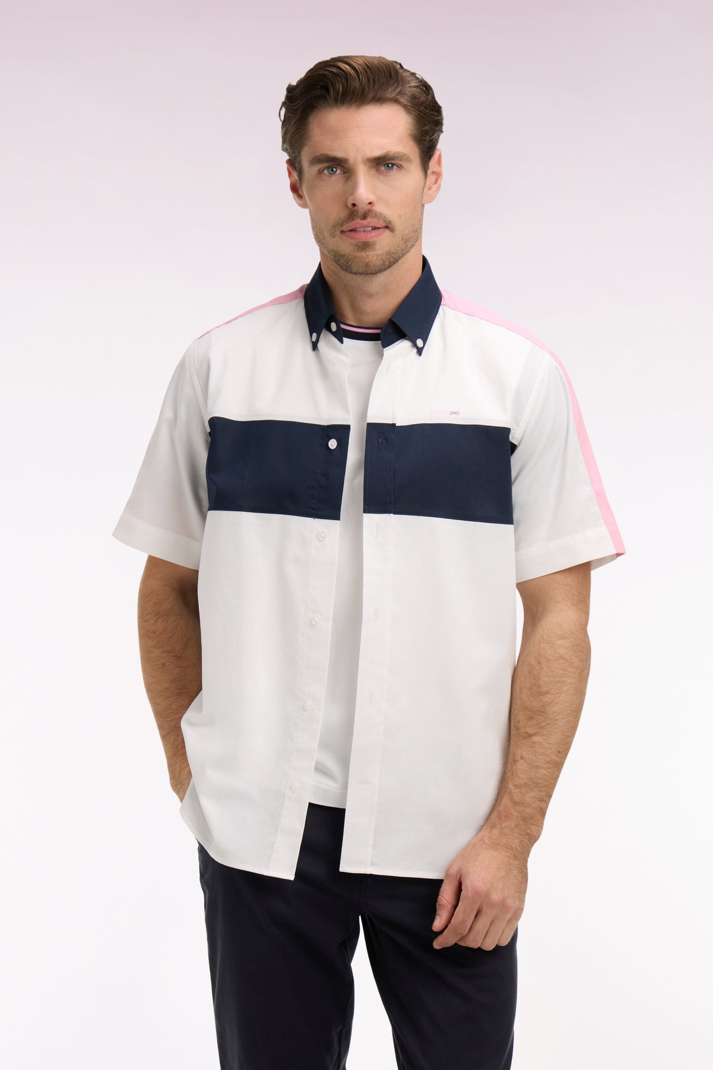 Short-sleeved white and navy cotton shirt with back embroidery